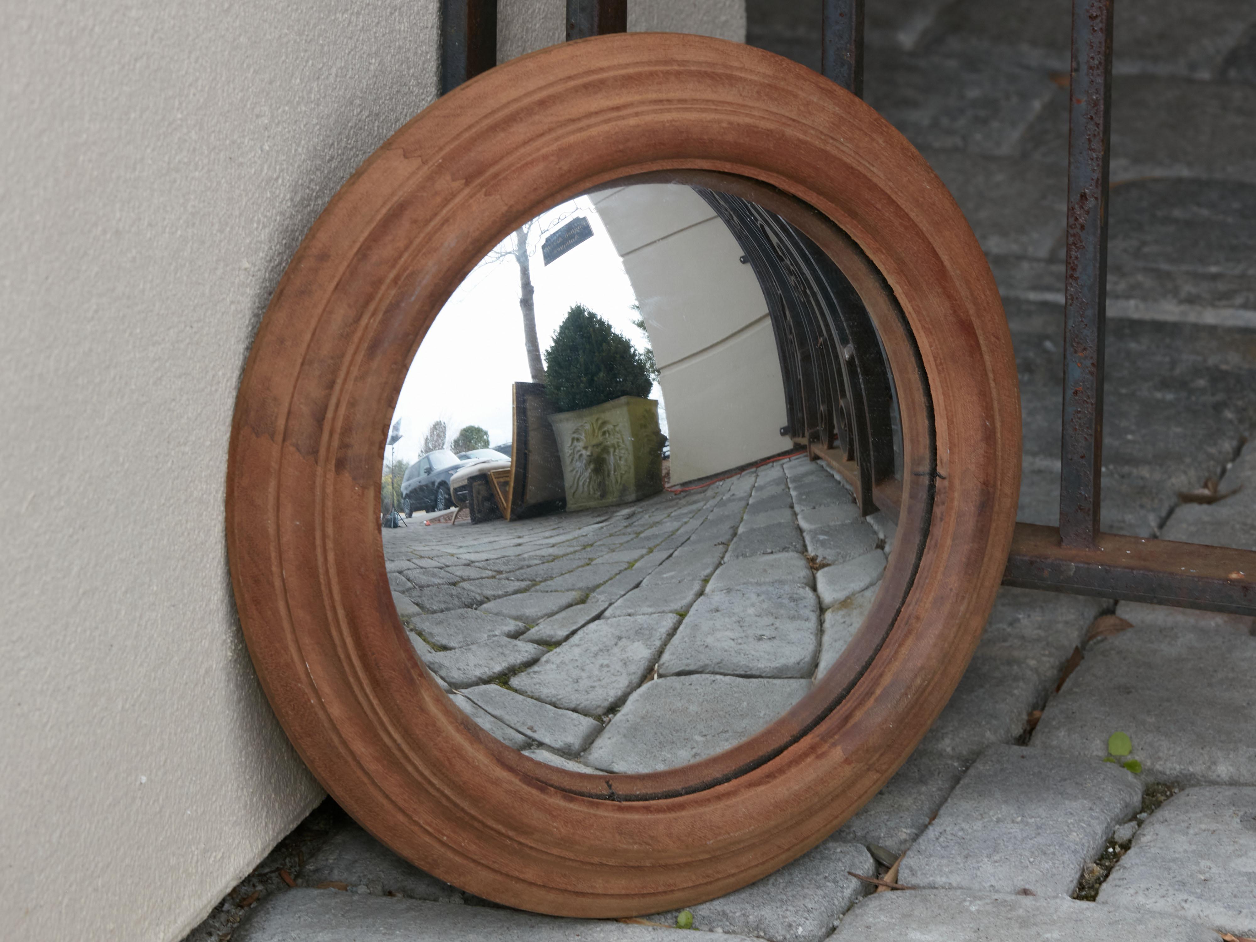 English Convex Bullseye Mirror with Circular Wooden Frame In Good Condition For Sale In Atlanta, GA