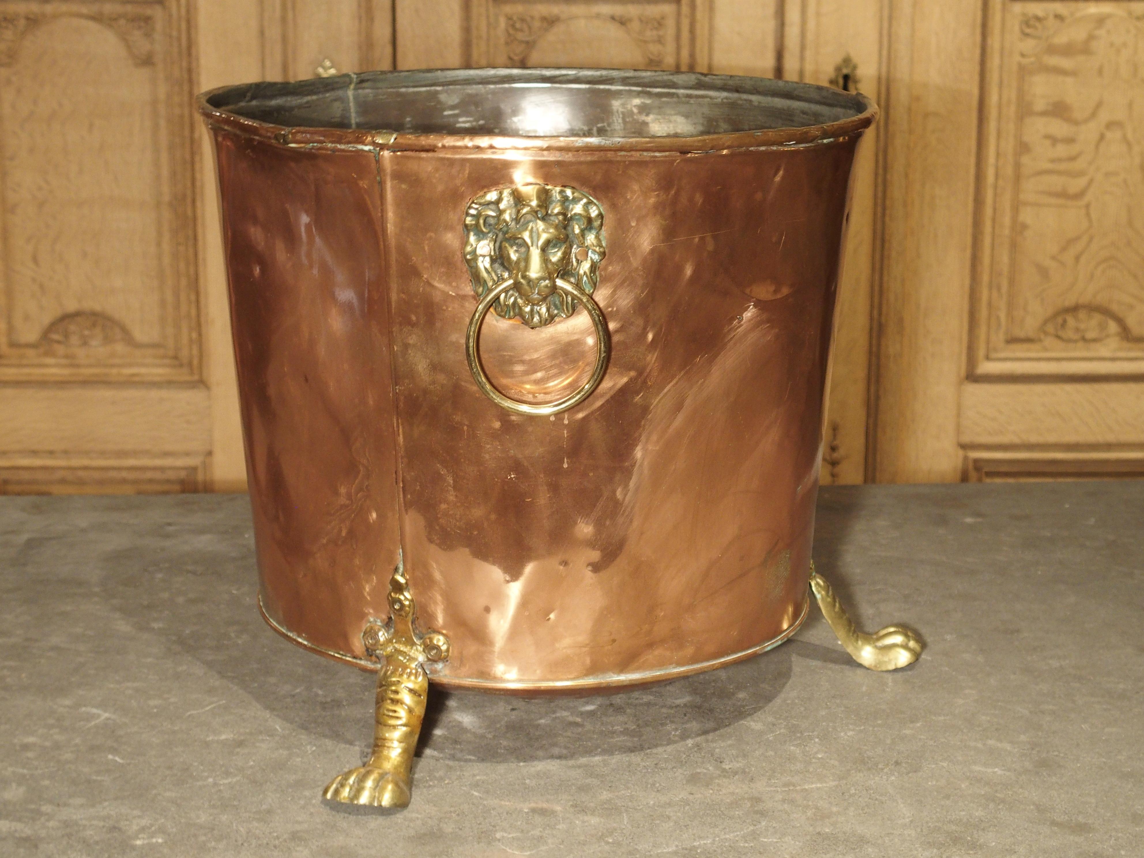 English Copper and Brass Log Bucket with Lion Head Ring Handles and Paw Feet In Good Condition In Dallas, TX