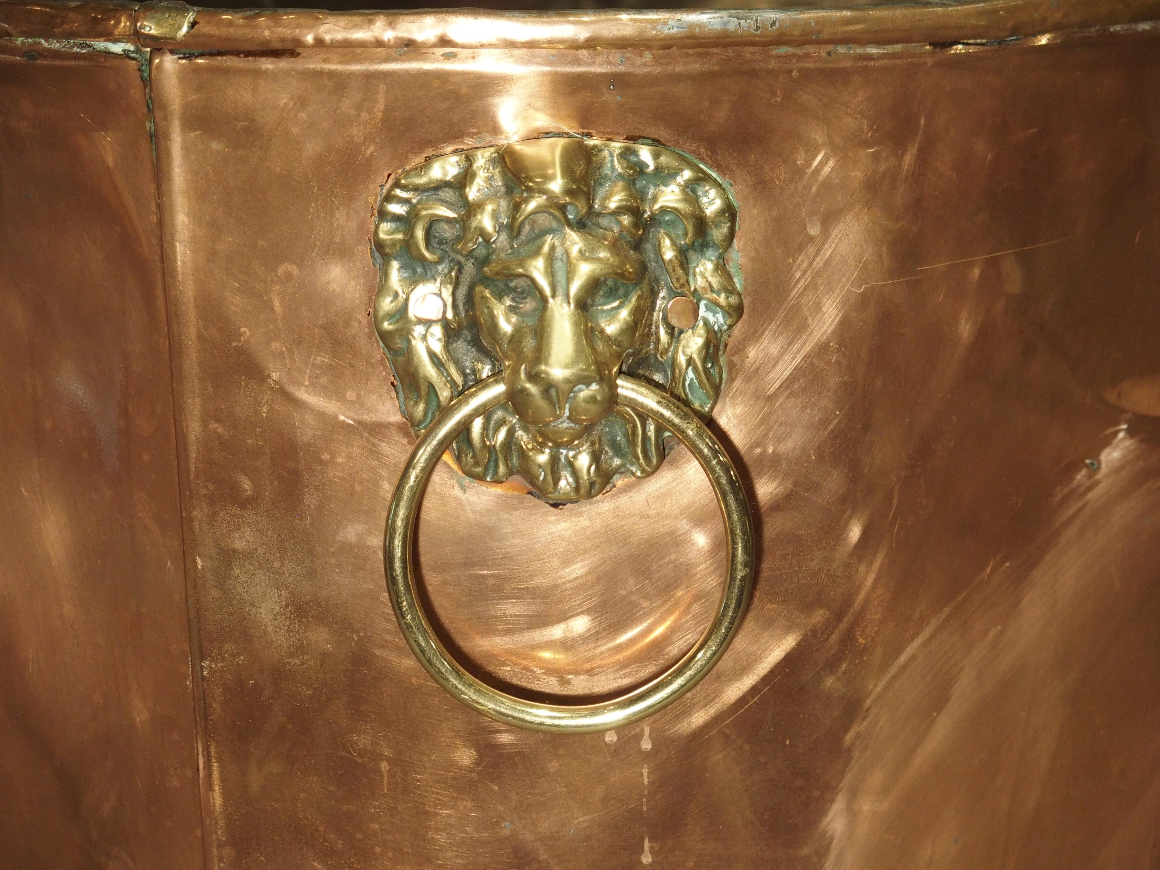 20th Century English Copper and Brass Log Bucket with Lion Head Ring Handles and Paw Feet