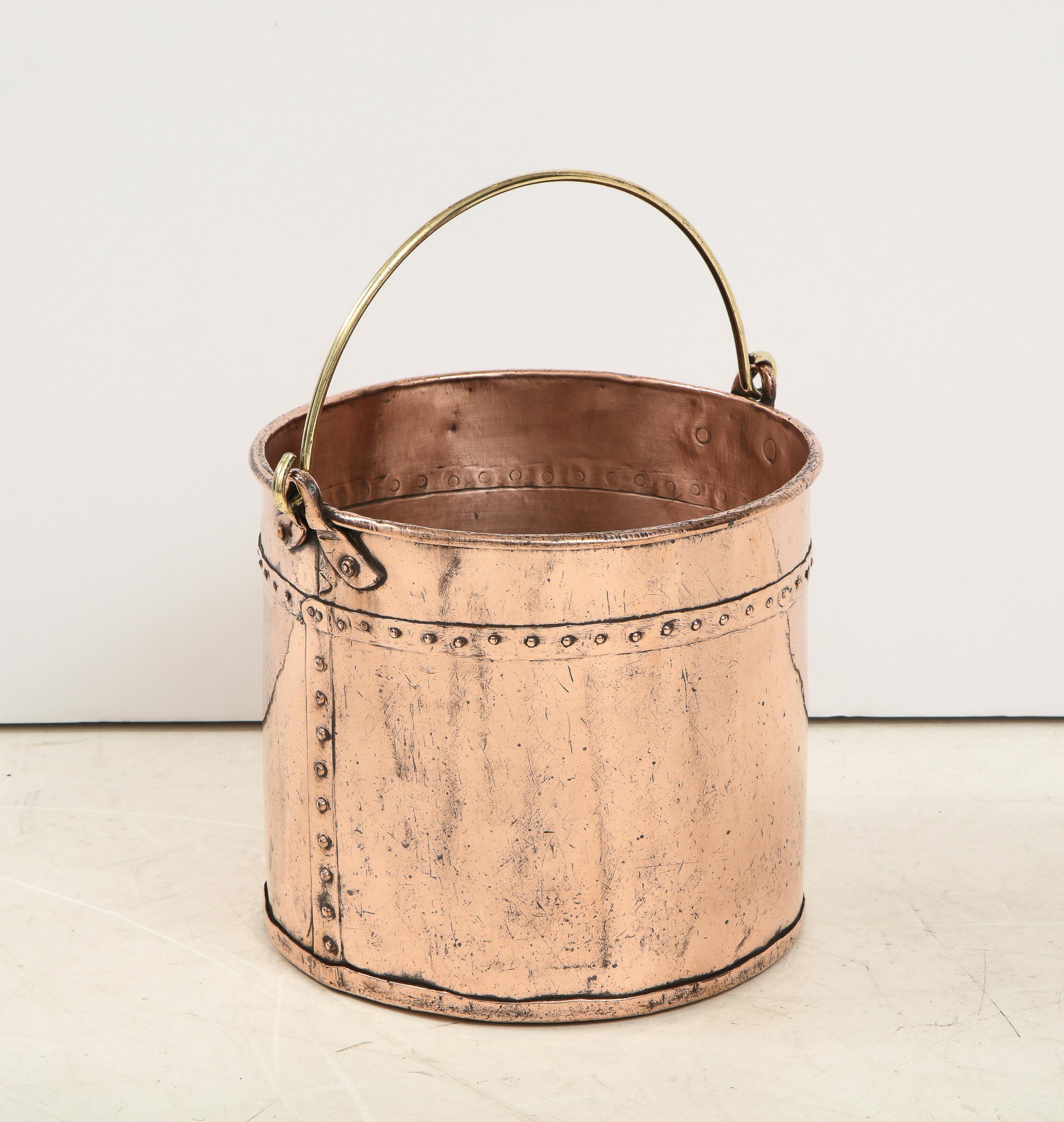 English Copper Apple Bucket In Good Condition For Sale In Greenwich, CT