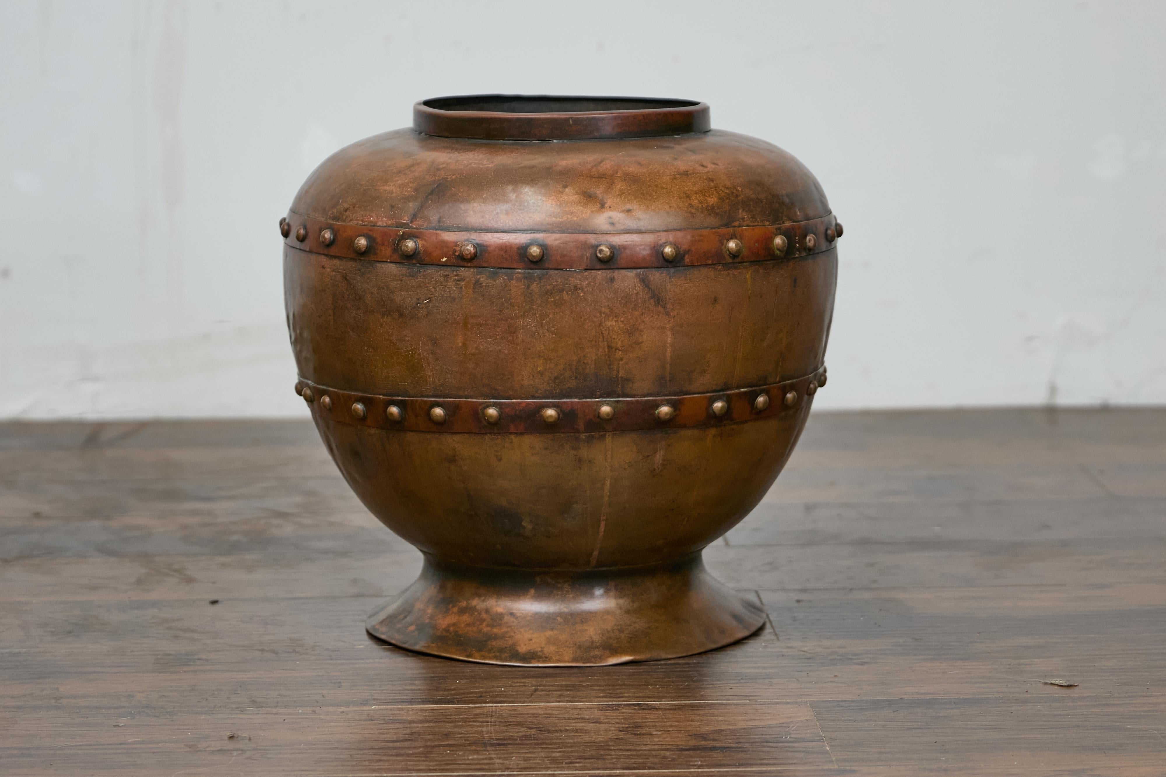 Una fioriera in rame inglese Arts and Crafts del XIX secolo con fasce rivettate a mano. Questa fioriera in rame inglese del XIX secolo incarna un fascino senza tempo grazie alla sua ricca patina e alle fasce rivettate a mano che celebrano la