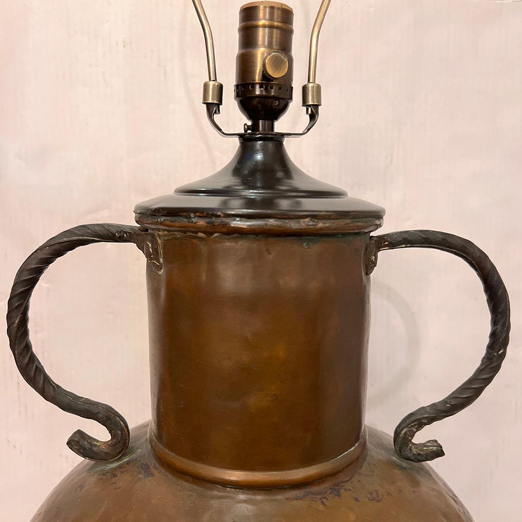 A circa 1920's English hammered copper lamp.
Medidas:
Altura del cuerpo: 18
Altura hasta el apoyo de la sombrilla: 28
Diámetro: 13,5