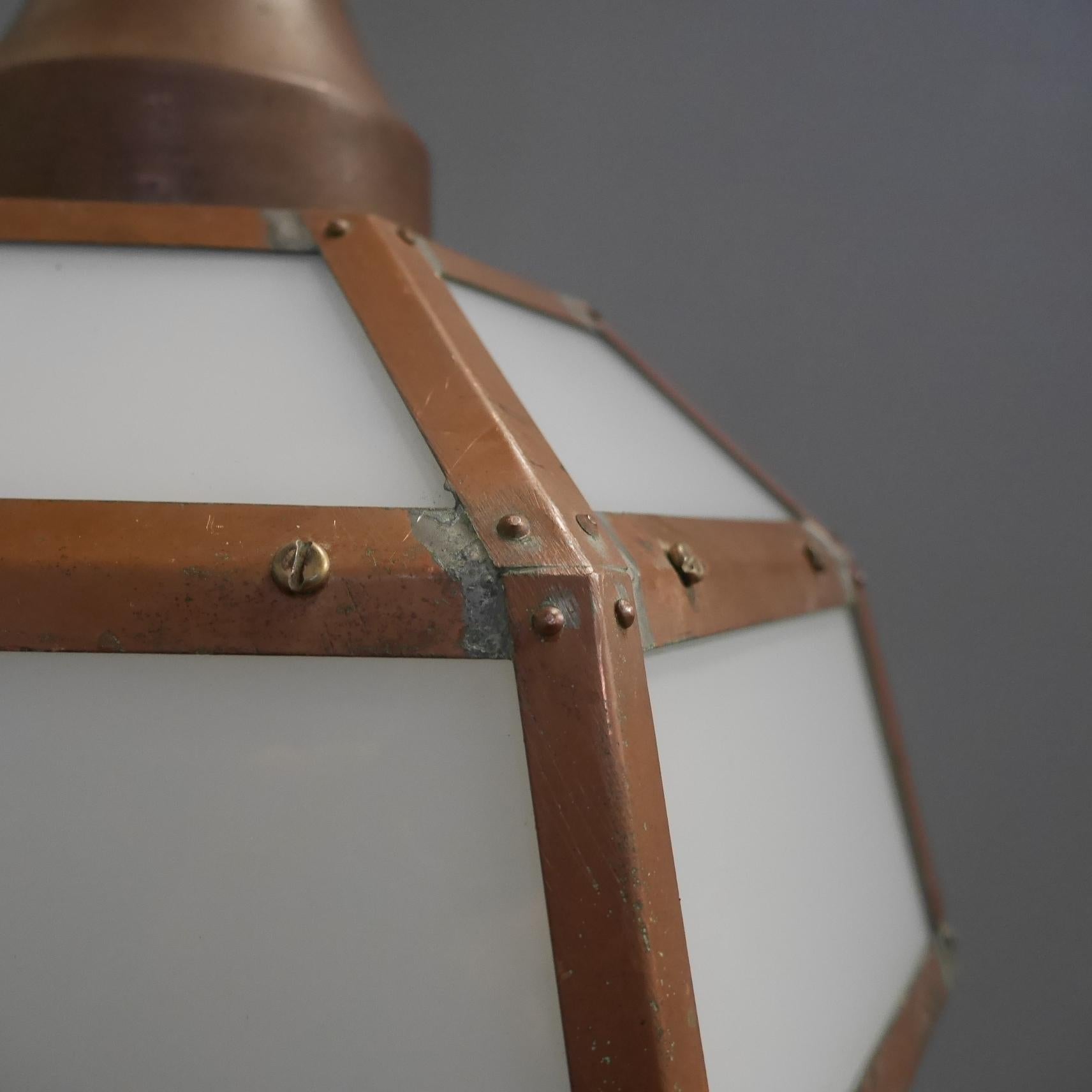 Industriel Lampe suspendue anglaise en cuivre et verre opalin