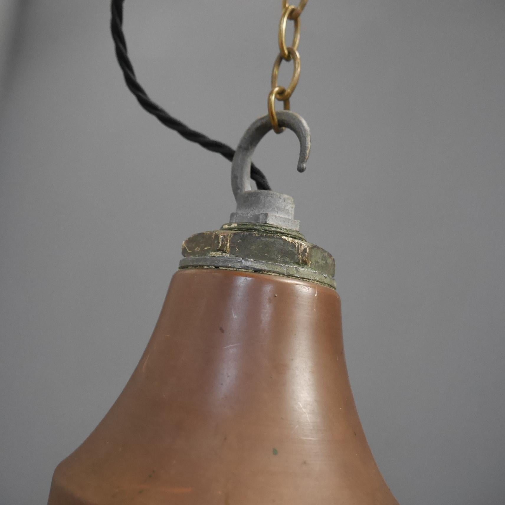 20ième siècle Lampe suspendue anglaise en cuivre et verre opalin
