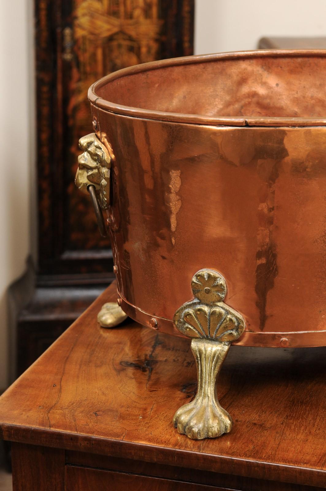 English Copper Pot with Brass Handles & Paw Feet, Ca. 1890 In Good Condition For Sale In Atlanta, GA