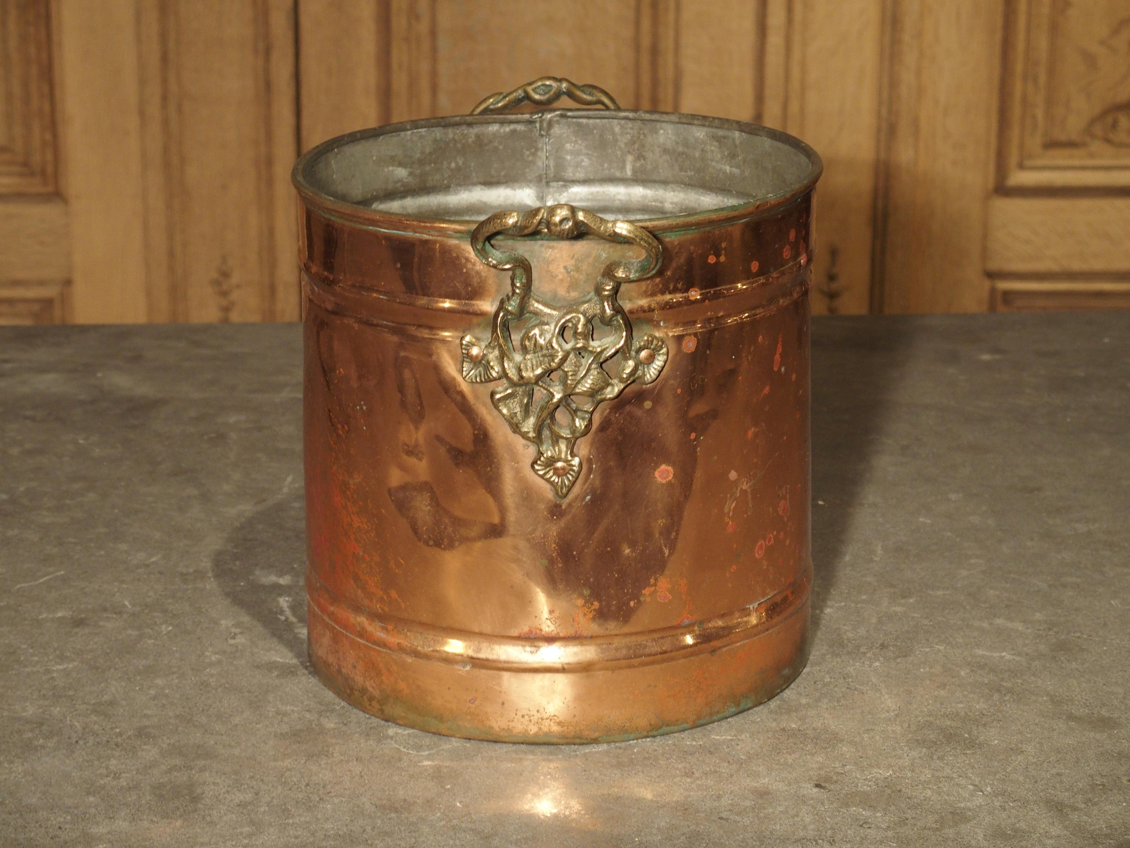 English Copper Wine Bucket with Brass Grape Leaf Handles In Good Condition In Dallas, TX