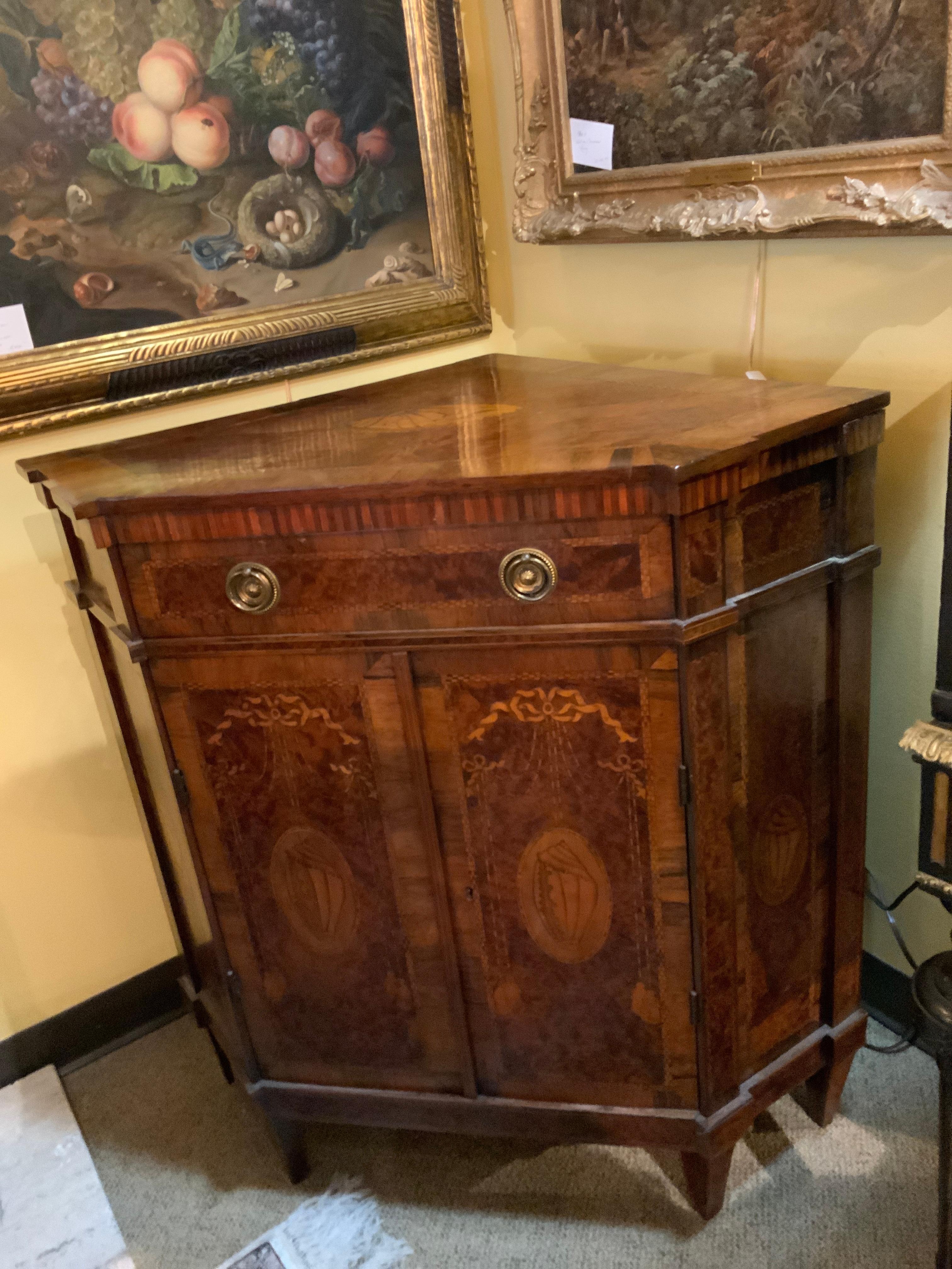 L'eccezionale intarsio di questo pezzo lo rende
Un mobile molto desiderabile, con molti Wood pregiati.
Incorporato che aumenta l'efficacia complessiva 
Ha due porte che si aprono su un'area di stoccaggio con un'area di stoccaggio.
Scaffale. Ha un