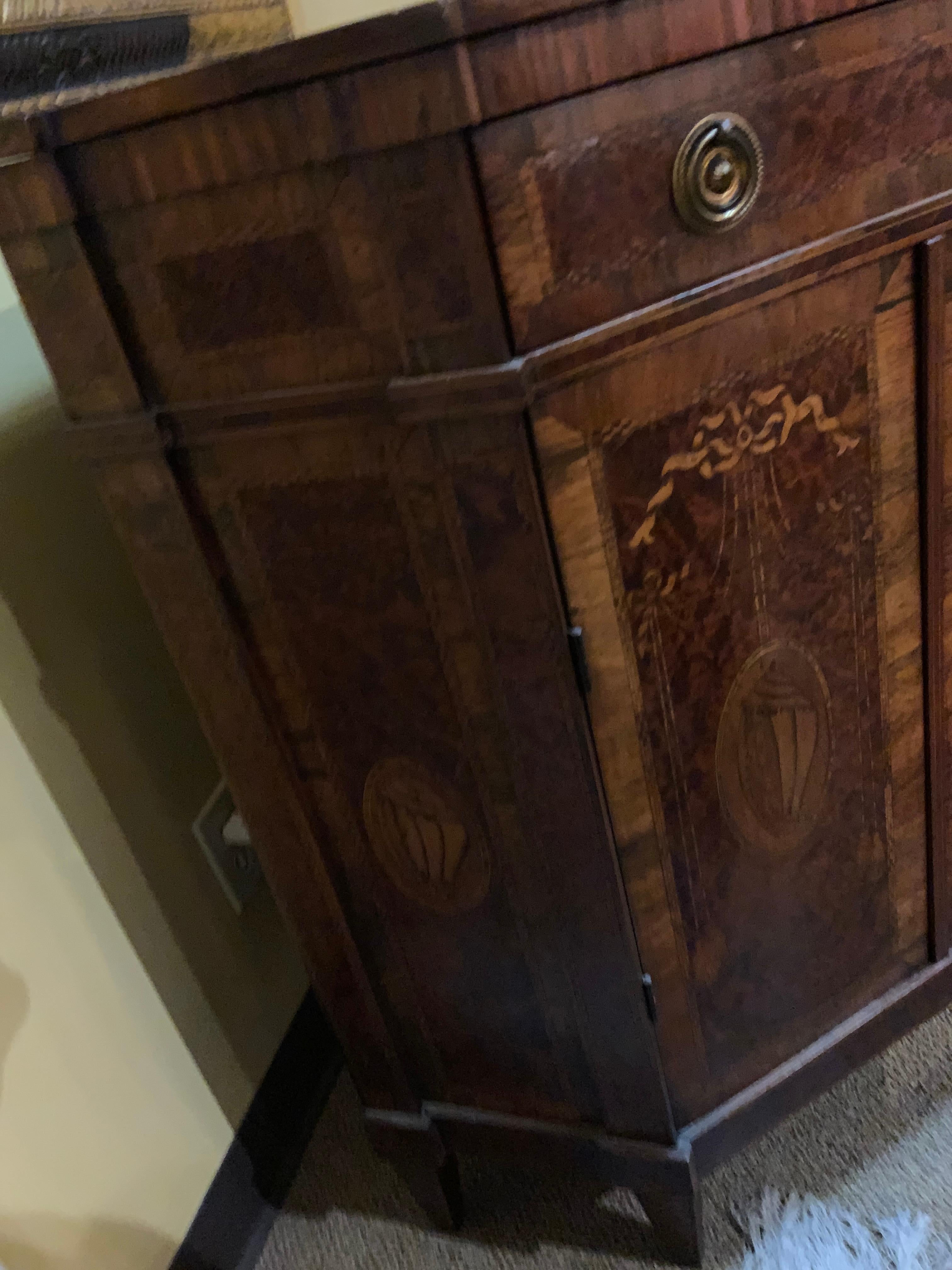 Marqueterie Mobile angolare inglese con intarsi pregiati in vendita
