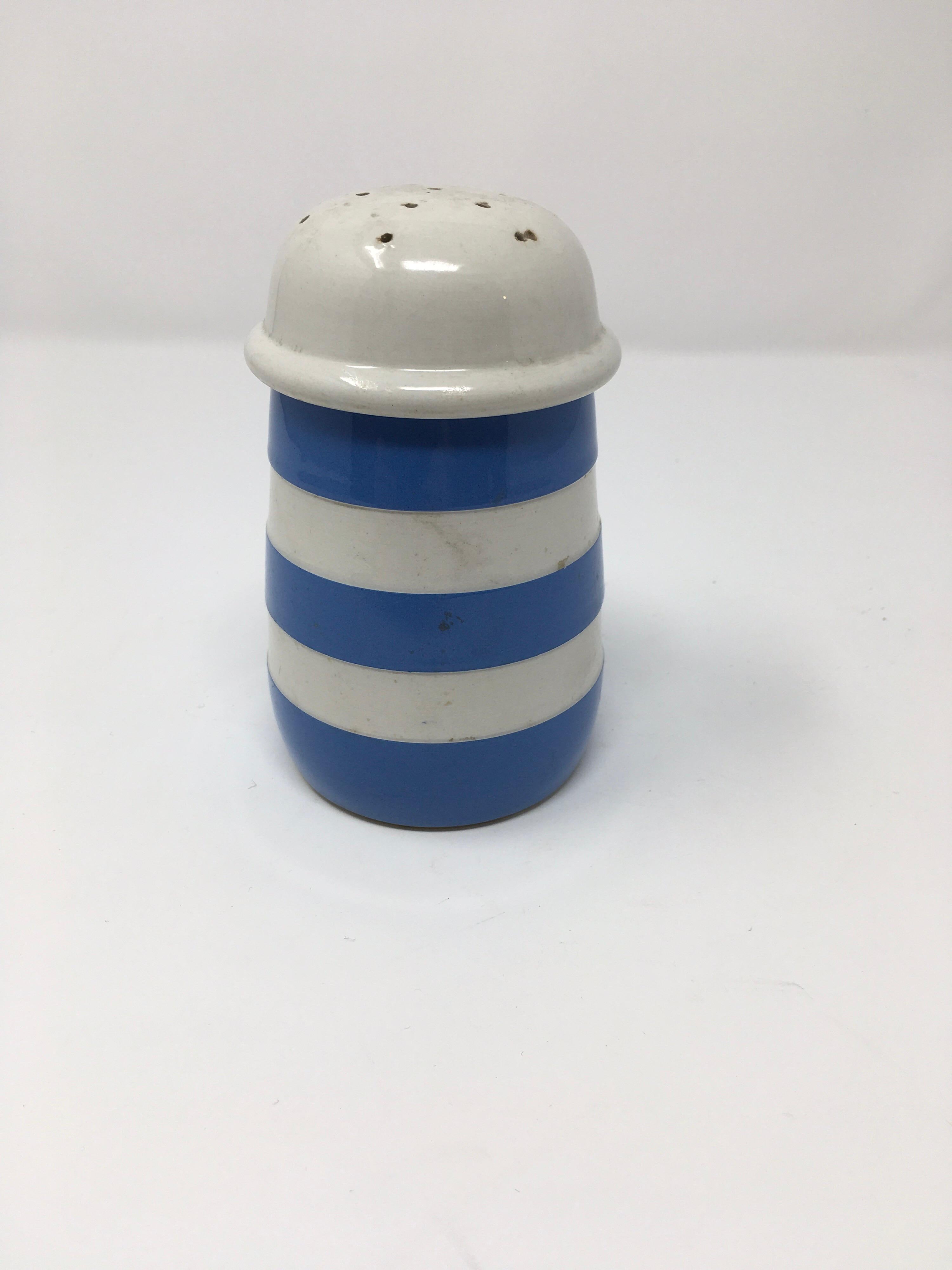 This sugar shaker produced by T.G. Green in the mid-20th century will make a great addition to your table top! The lathe-turning technique, making the white stripes, reminded the employees of blue skies and white crested waves of Cornwall. With it's