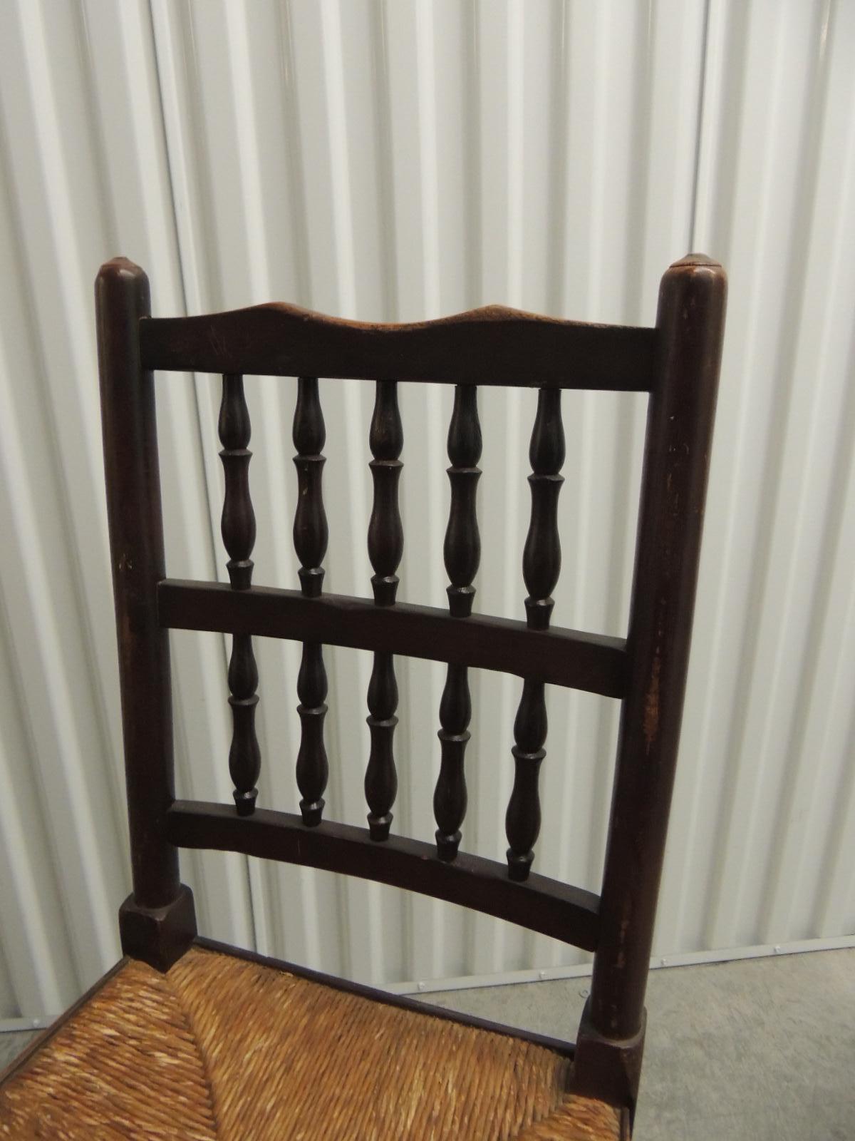 English country antique wood dining chair with rush seat. Harlequin spindle back. Georgian elm and oakwood, circa 1820s
English style with turned wood details in the back.
Note: This listing is just for 1 chair only.
Measures: 19 x 16 x 38 BH x