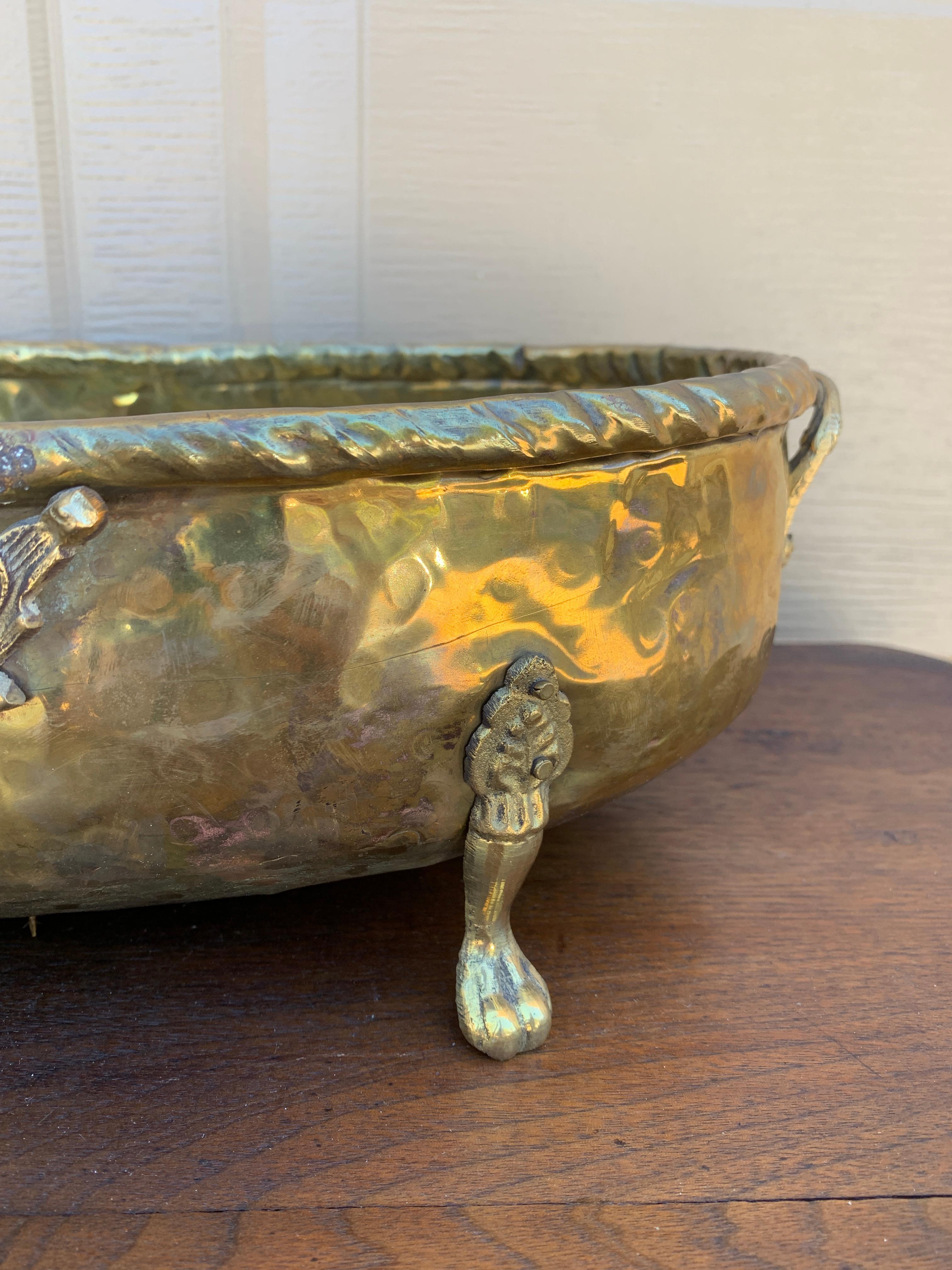 Cachepot o fioriera inglese in ottone con piedini a zampa in vendita 1