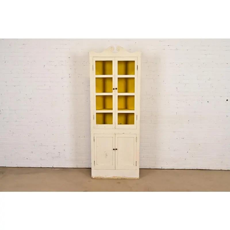 Georgiano Armadietto angolare dipinto a crema, CIRCA 1930 in vendita