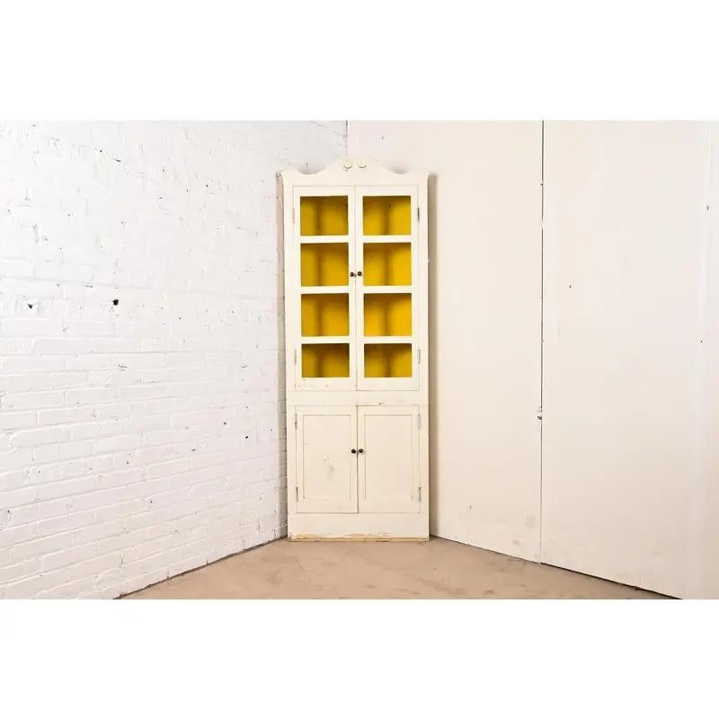 Americano Armadietto angolare dipinto a crema, CIRCA 1930 in vendita