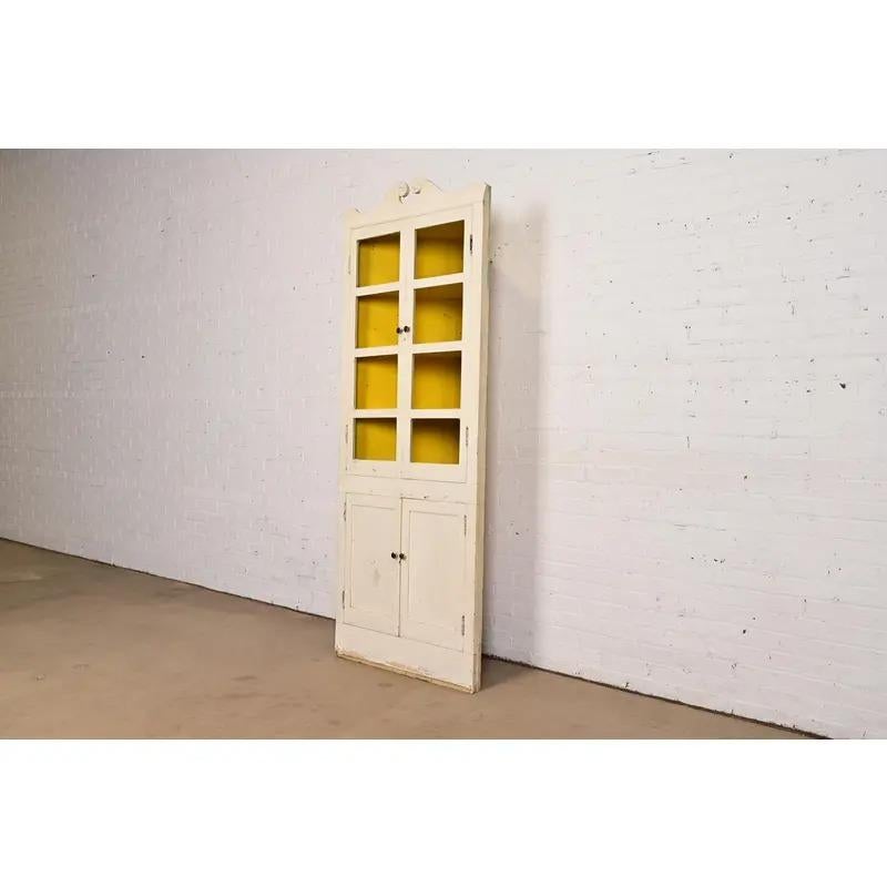 Armadietto angolare dipinto a crema, CIRCA 1930 In condizioni buone in vendita a South Bend, IN