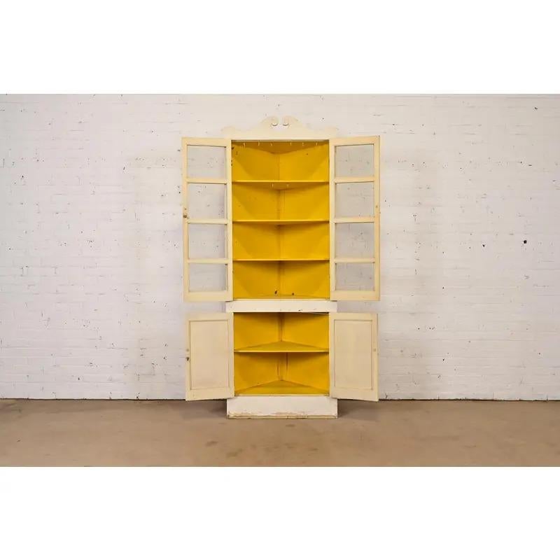 Vetro Armadietto angolare dipinto a crema, CIRCA 1930 in vendita