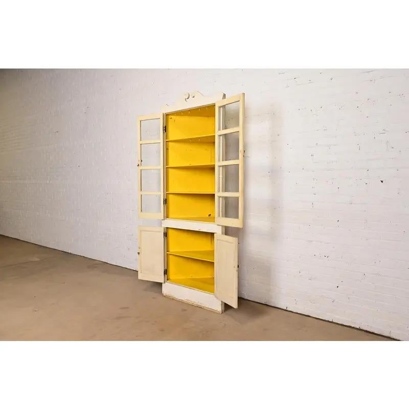 Armadietto angolare dipinto a crema, CIRCA 1930 in vendita 1