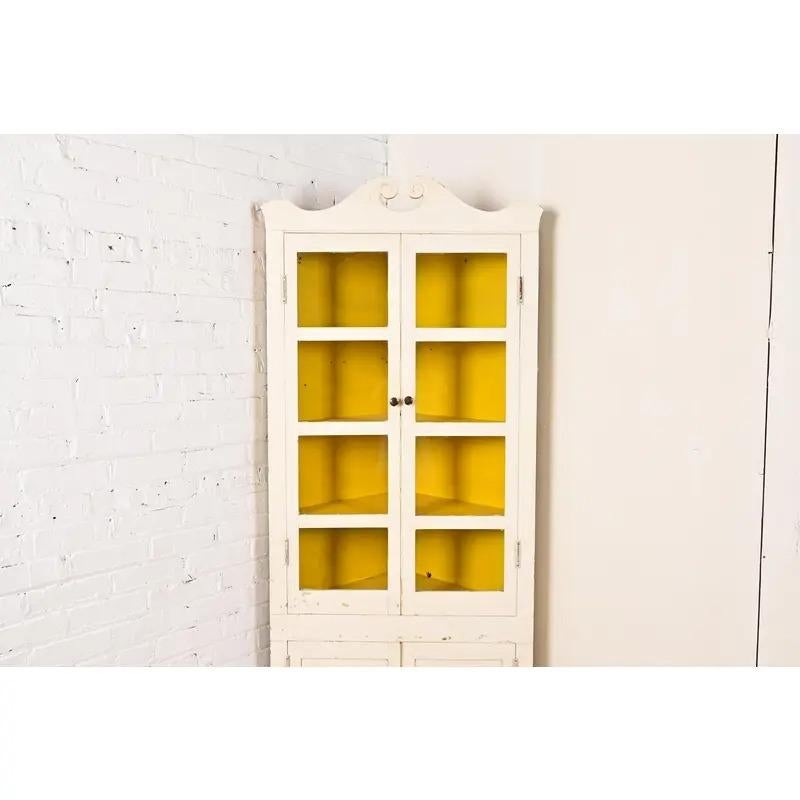 Armadietto angolare dipinto a crema, CIRCA 1930 in vendita 2