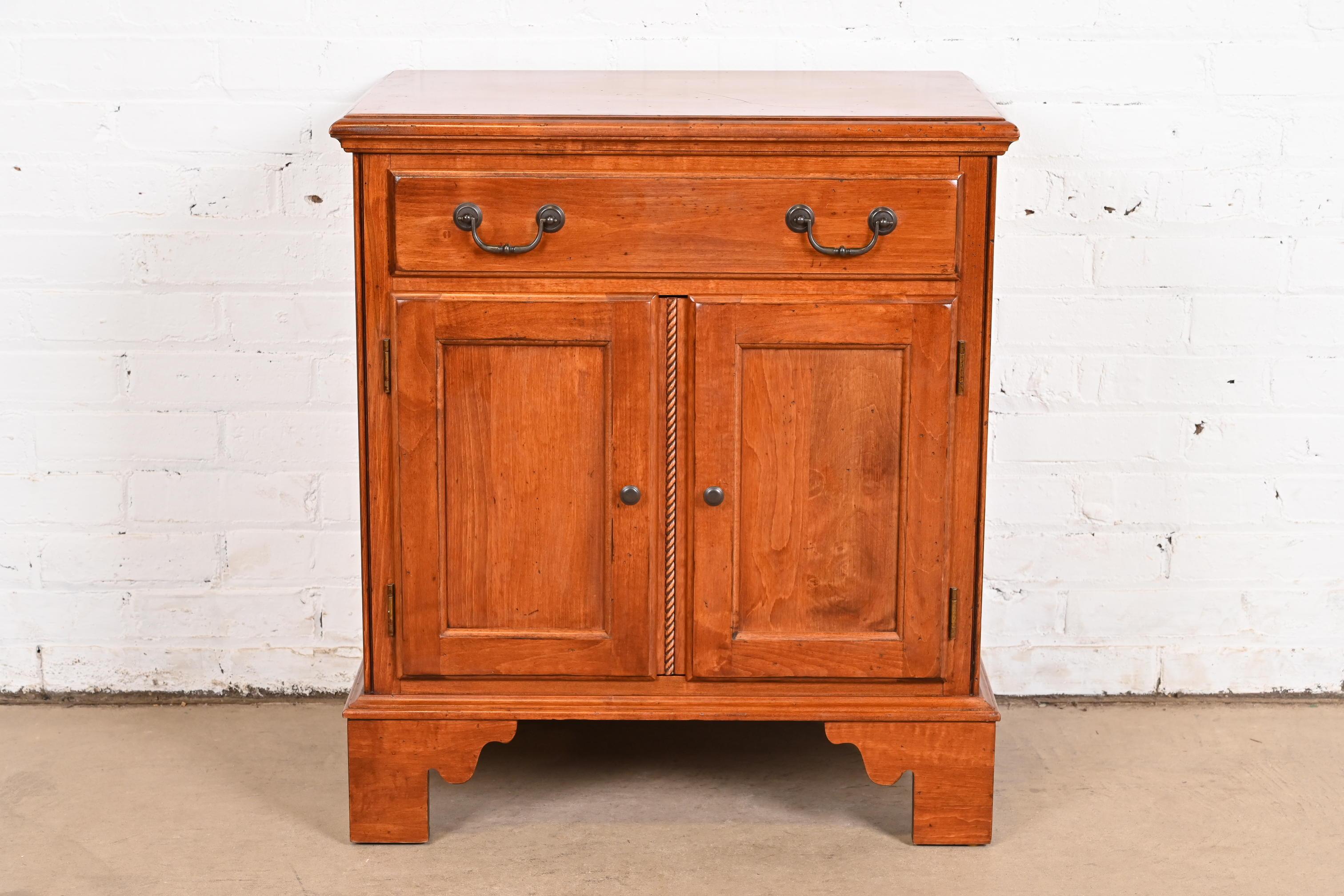 A gorgeous English Country, Georgian, or Farmhouse style nightstand or bedside chest

USA, Circa Late 20th Century

Solid maple, with original brass hardware.

Measures: 25