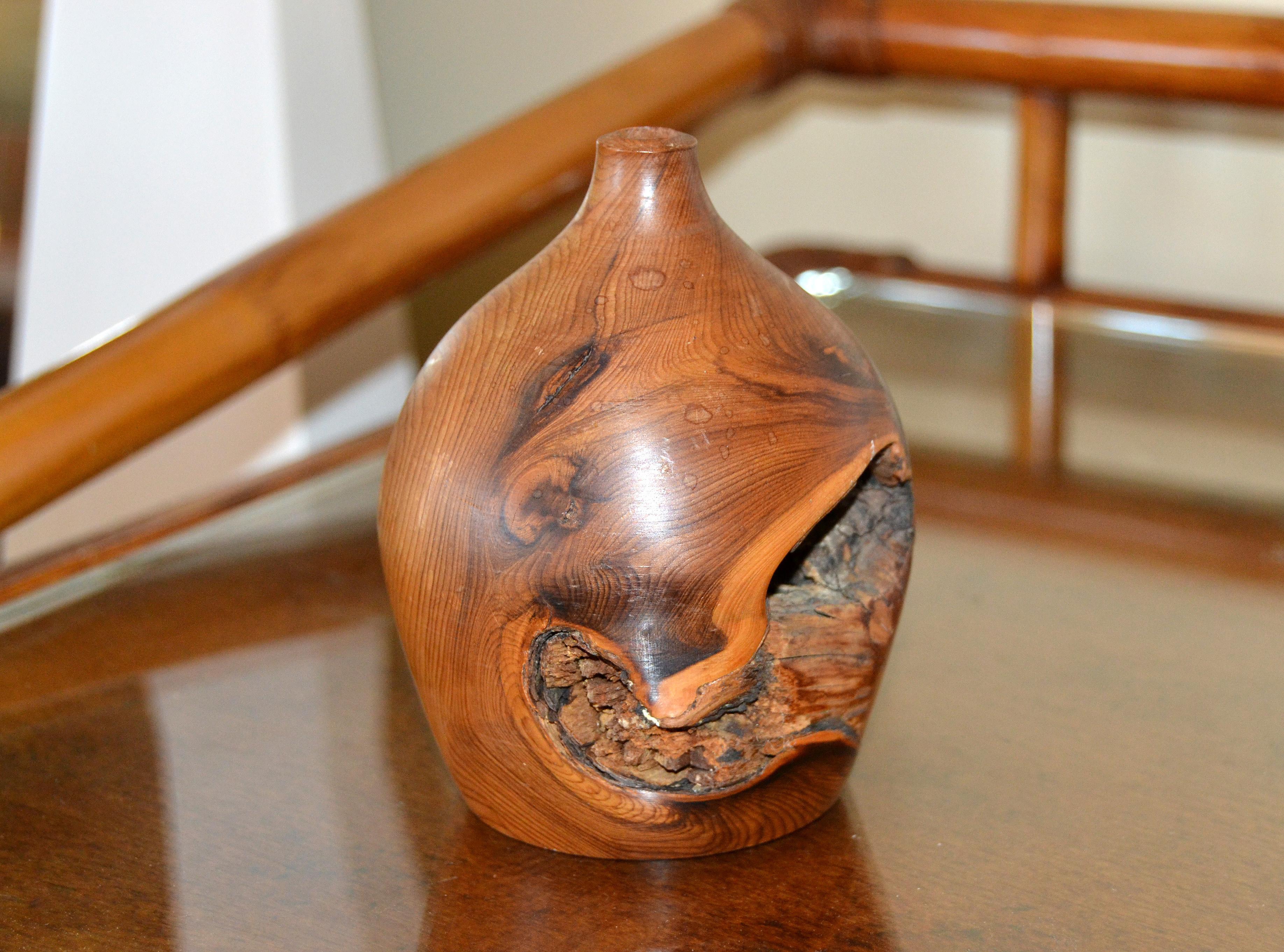 English Country Handcrafted Cockhill Crafts Sculptural Turned Yew Wood Vase 1960 In Good Condition In Miami, FL