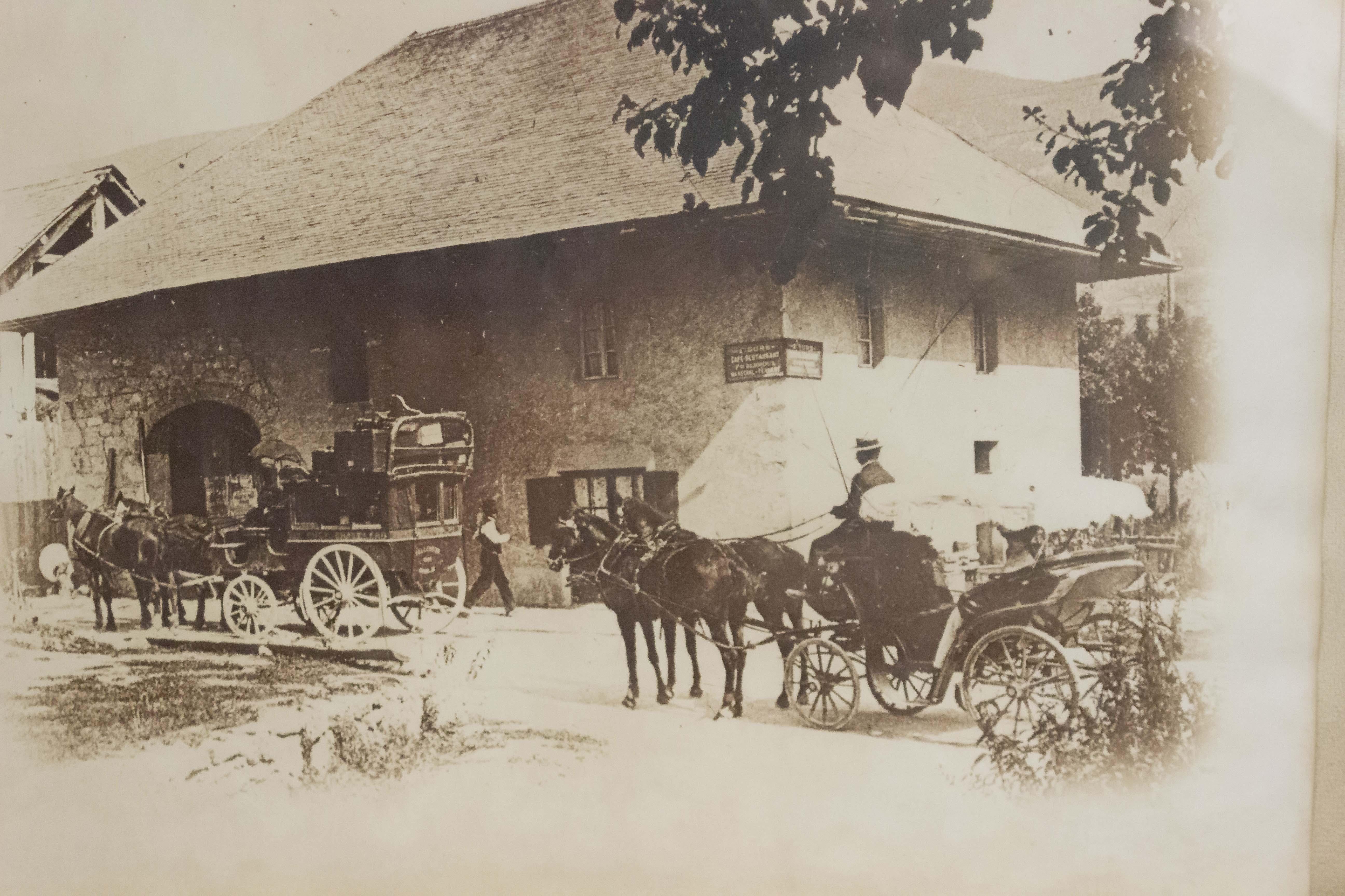 Photographie encadrée en noyer, de style campagne anglaise, représentant une scène de genre du 19ème siècle avec 2 chevaux et des voitures (Pieces Compagnon : 052554B-E)