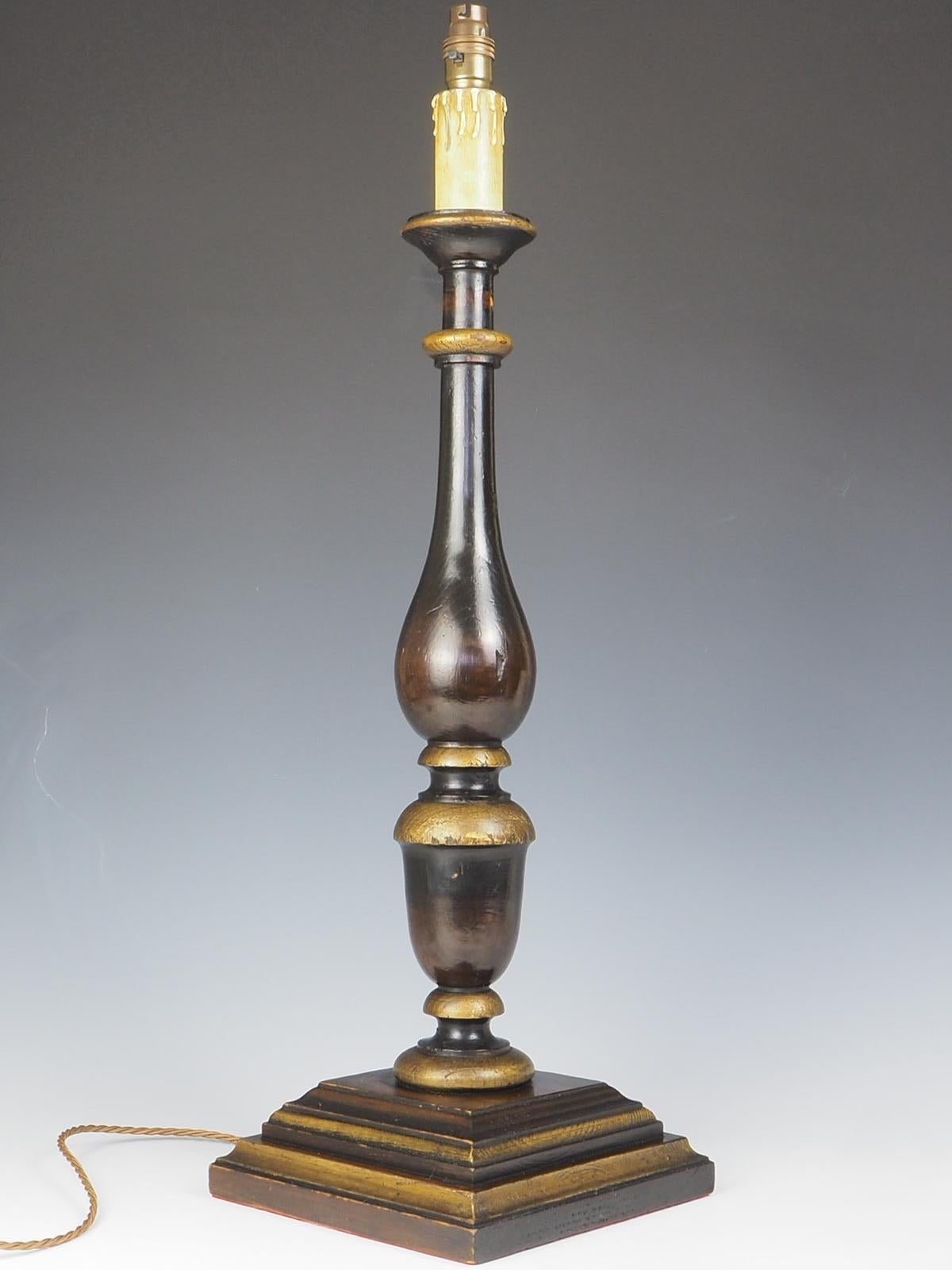 The House of Antiques, lampe de table de style champêtre anglais.

Cette exquise lampe de table antique présente un haut cadre solide en bois avec une étonnante finition en bois bicolore, ajoutant une touche de sophistication à n'importe quelle