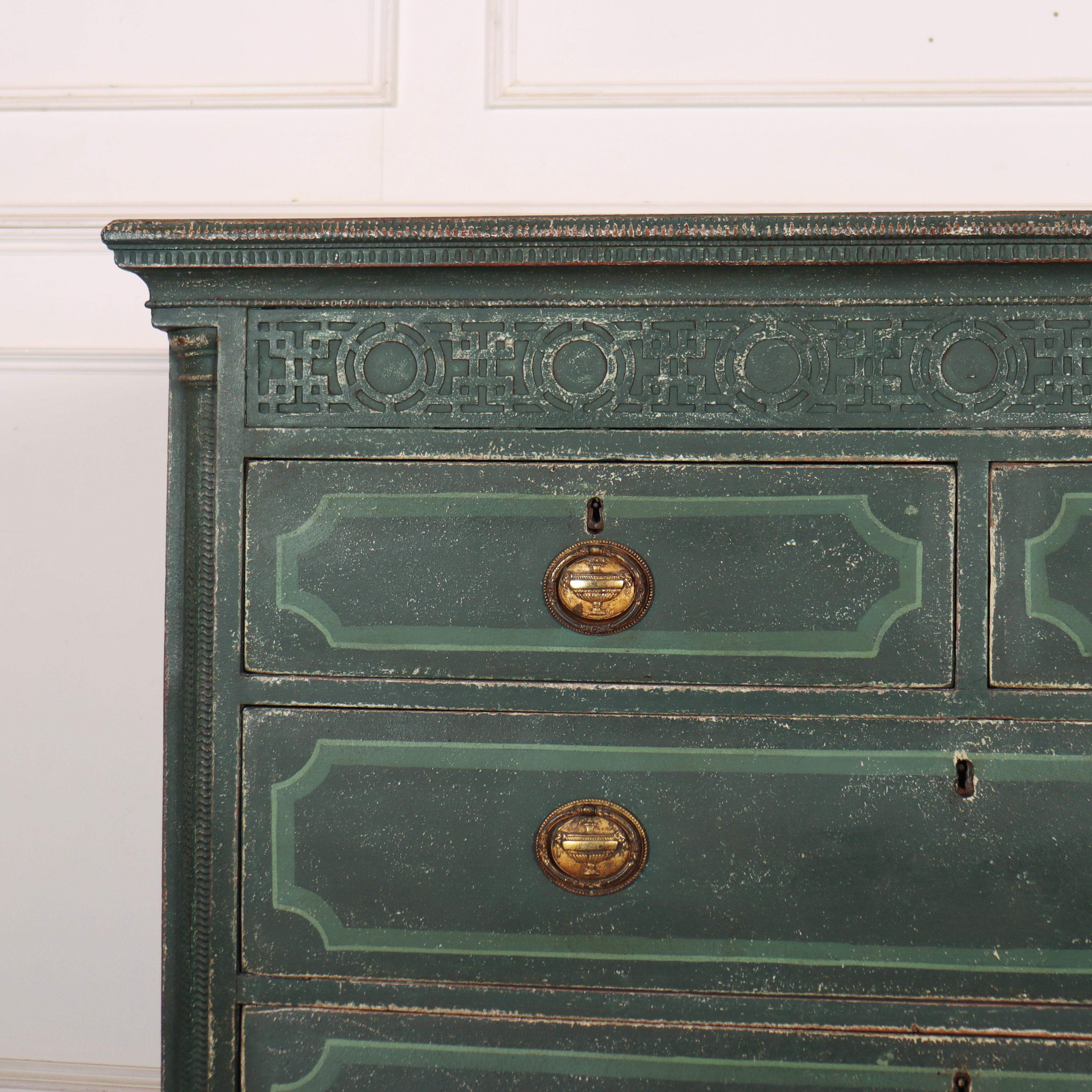 Inhabituelle commode de maison de campagne anglaise du 18ème siècle en chêne avec des quarts de colonnes et une frise sculptée. 1780.


Code : 9096

Dimensions :
W: 43