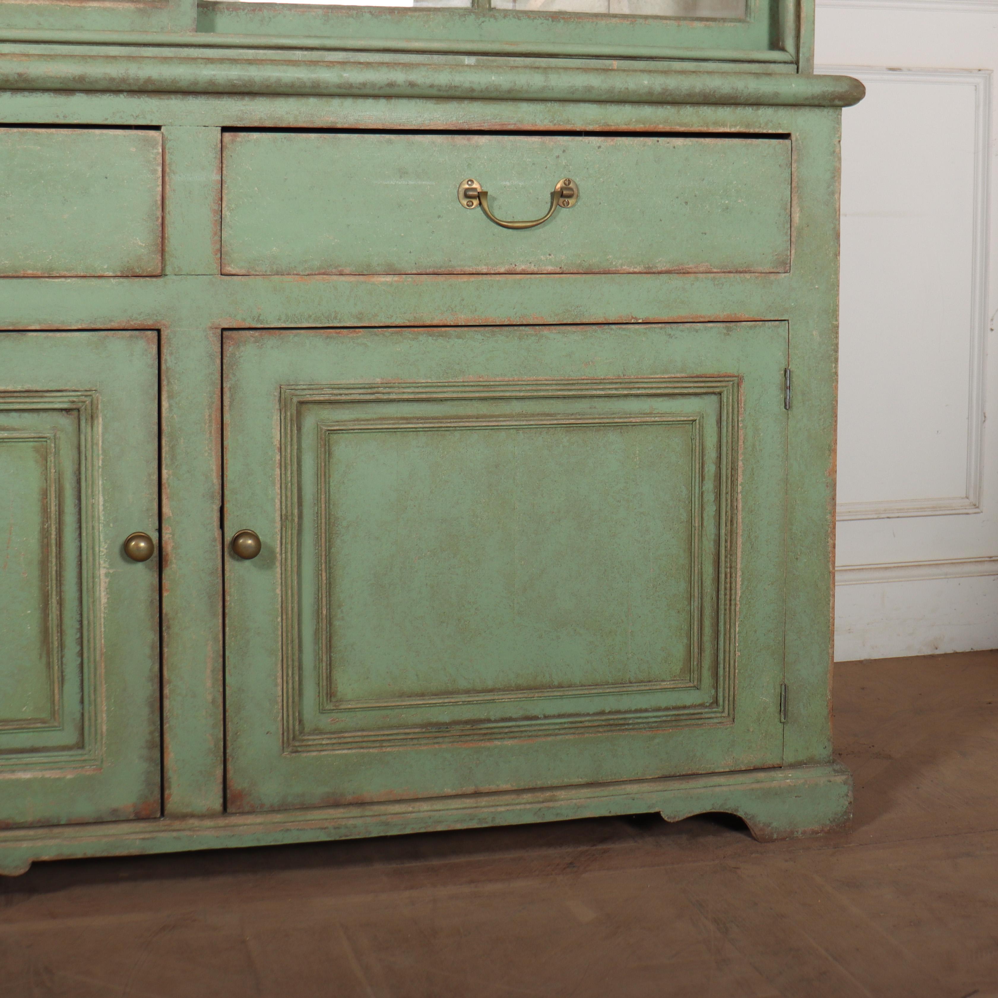 Favoloso comò inglese in pino dipinto con ante scorrevoli vetrate nella parte superiore. 1840. 

Codice: 9221

Dimensioni:
W: 105.5