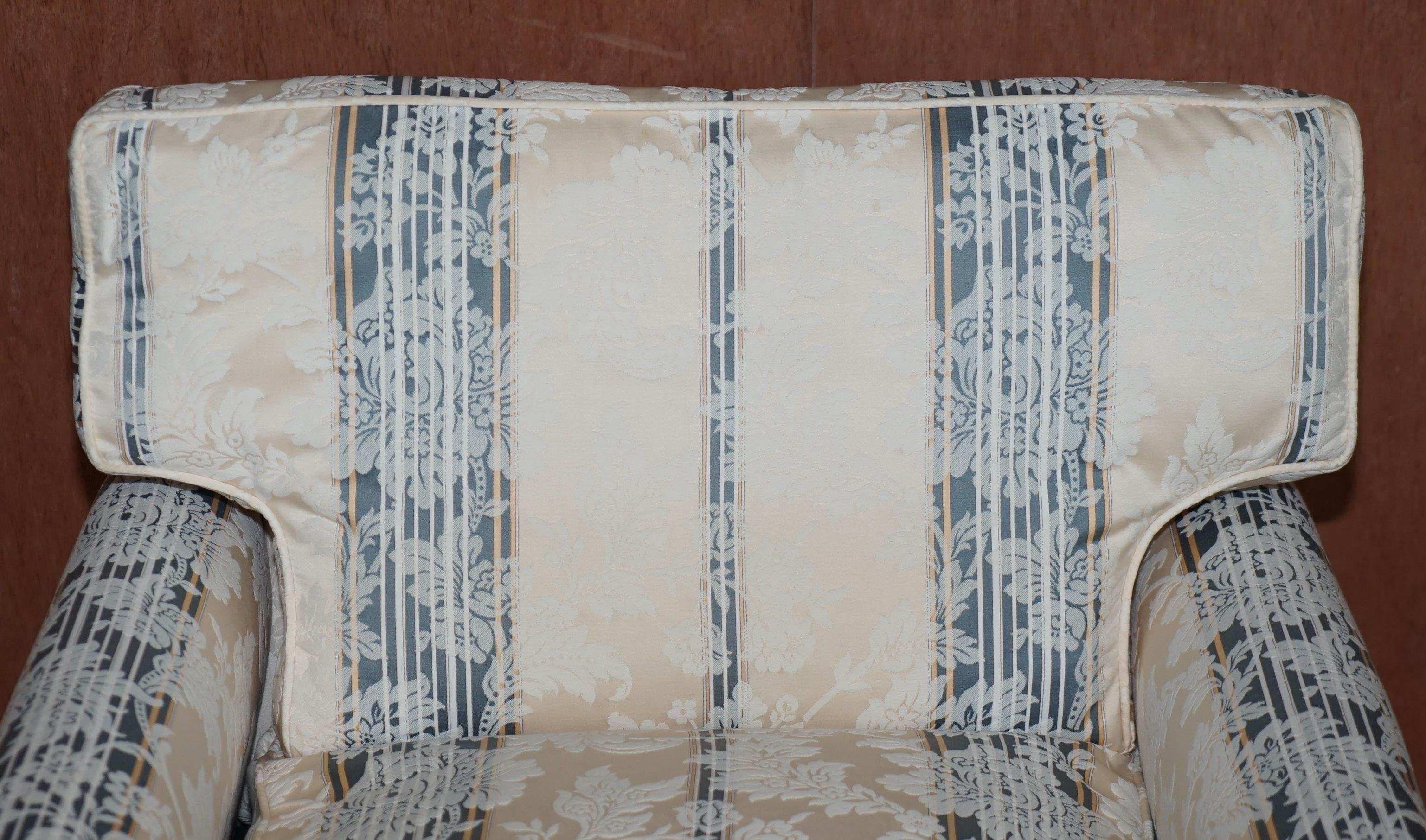 Suite de trois pièces canapés et fauteuils de style maison de campagne anglaise avec coussins en plumes en vente 5