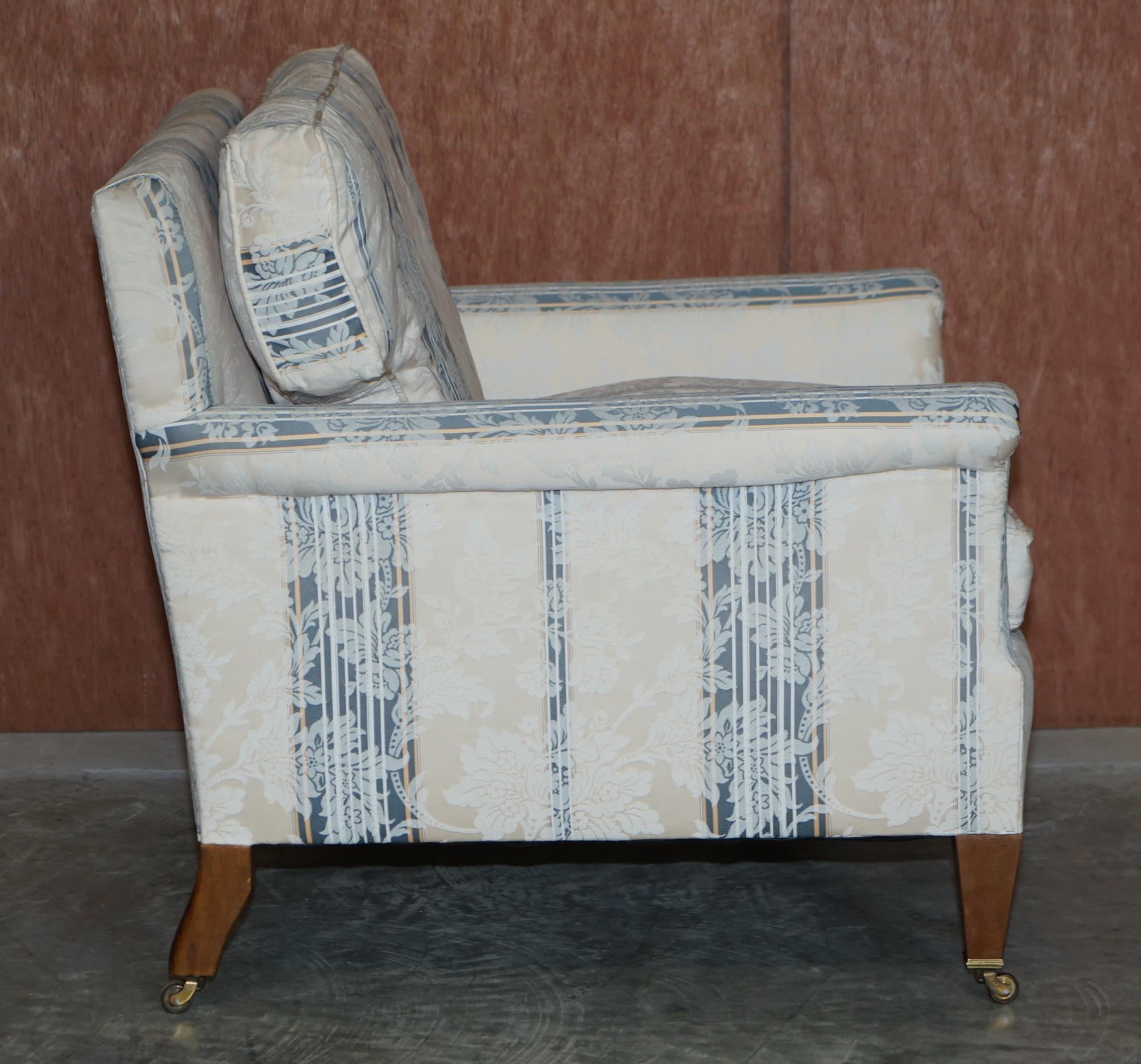 Suite de trois pièces canapés et fauteuils de style maison de campagne anglaise avec coussins en plumes en vente 9