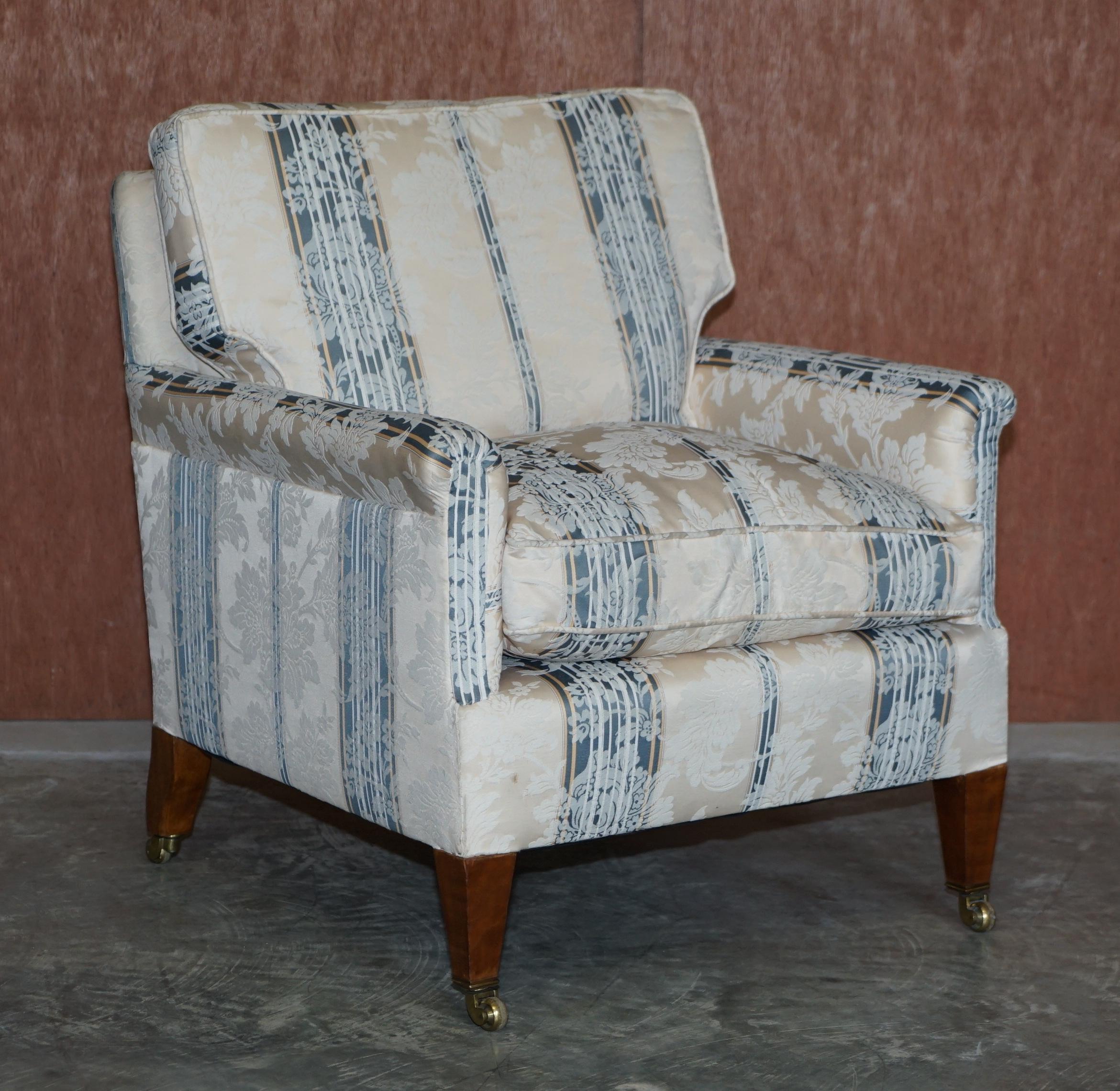 Suite de trois pièces canapés et fauteuils de style maison de campagne anglaise avec coussins en plumes en vente 10