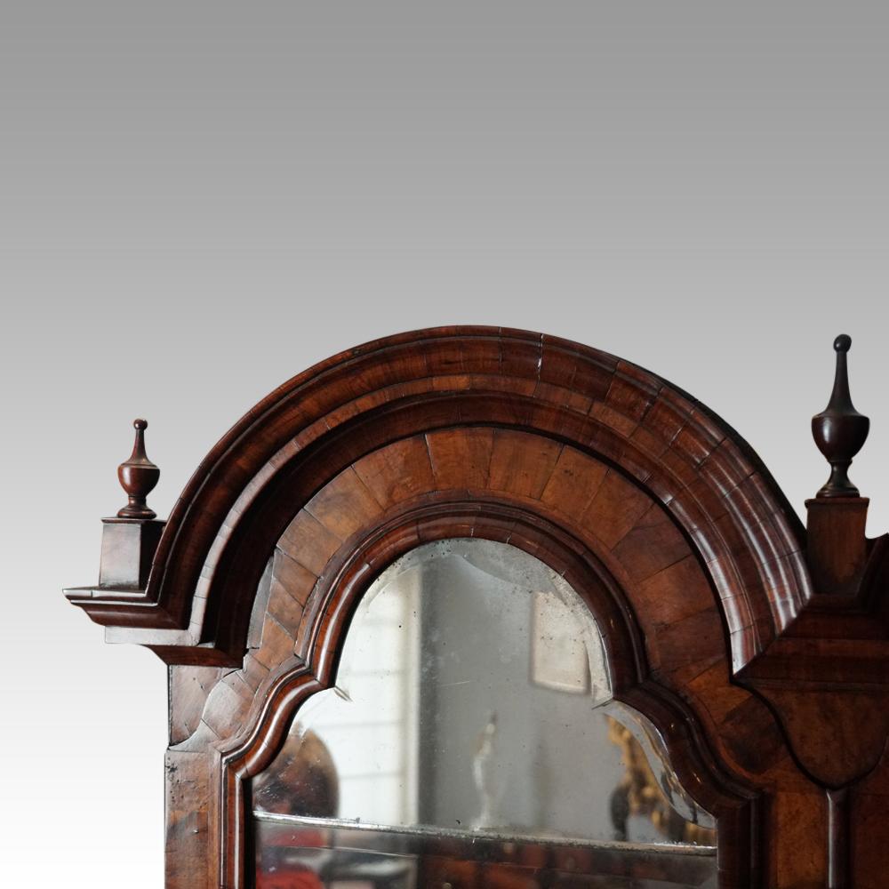 Englisches Landhaus George I Nussbaum Double Dome Bureau Bücherregal (Furnier) im Angebot