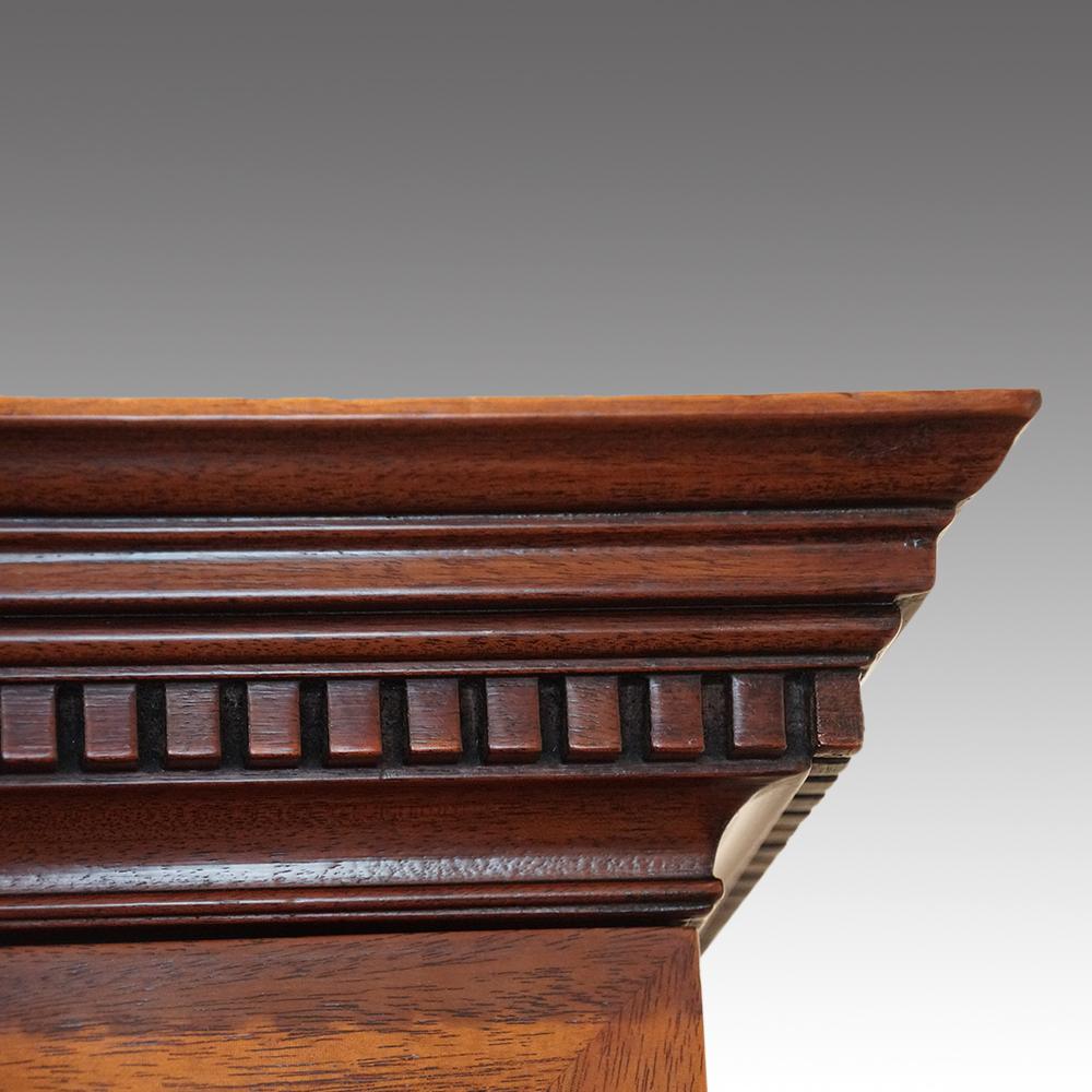 English Country House George III Mahogany Cupboard Press, circa 1795 In Good Condition For Sale In Salisbury, Wiltshire