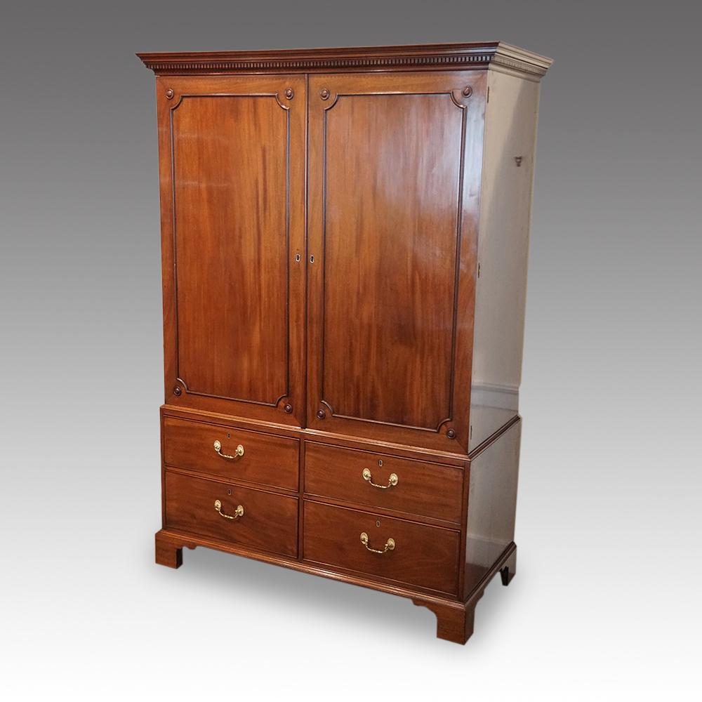 English Country House George III Mahogany Cupboard Press, circa 1795 For Sale 2
