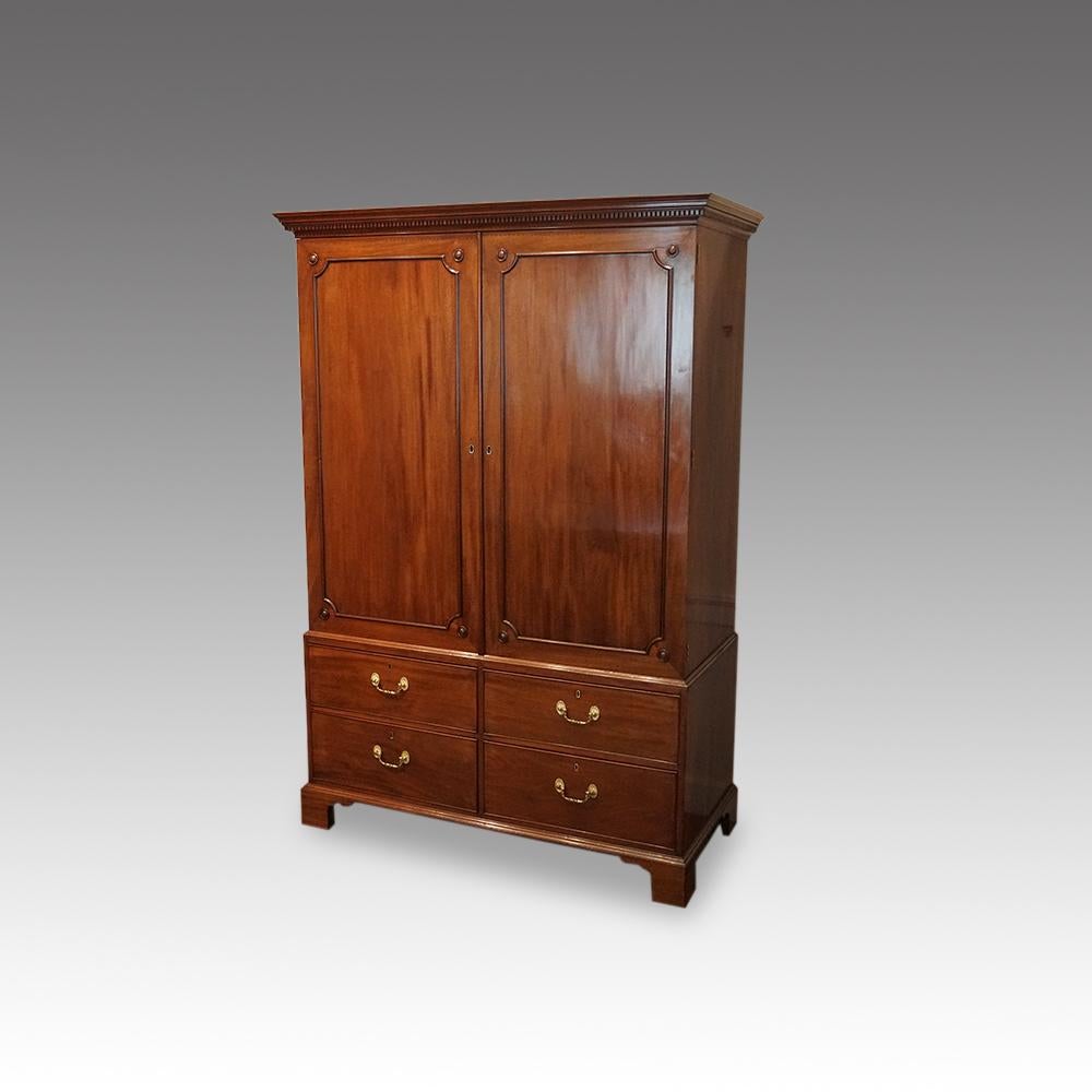 English Country House George III Mahogany Cupboard Press, circa 1795 For Sale 3