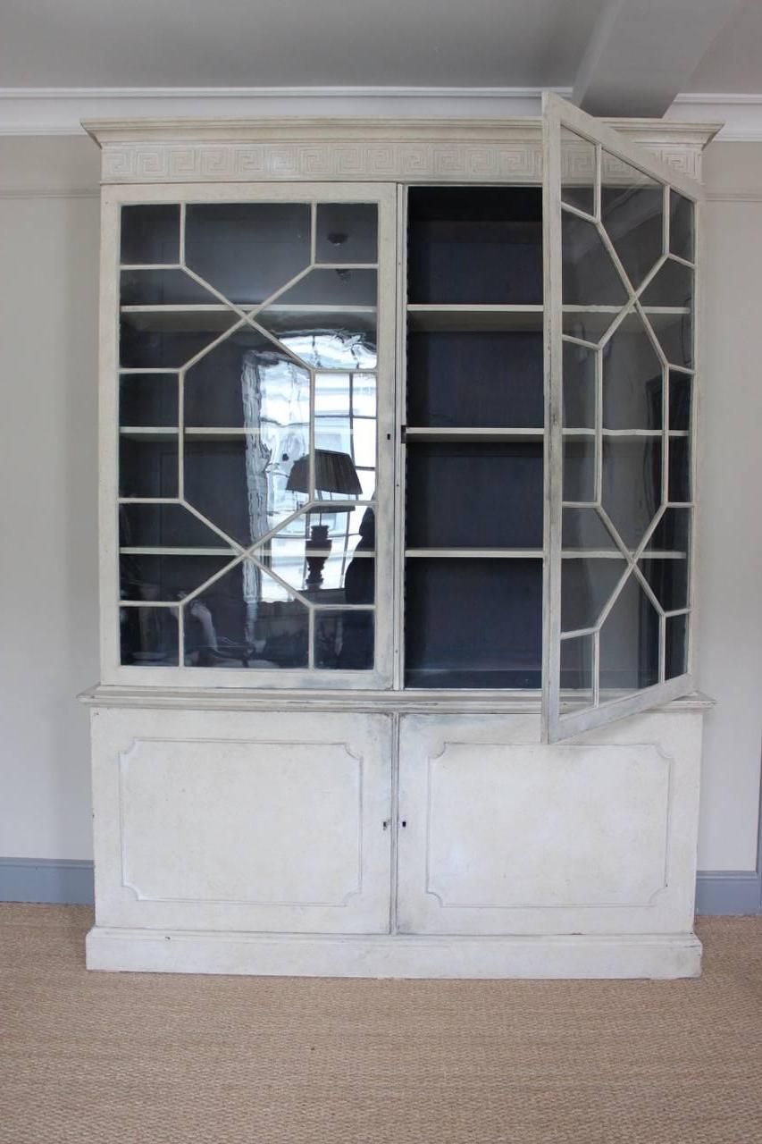 English Country House George III Painted Bookcase In Good Condition In Gloucestershire, GB