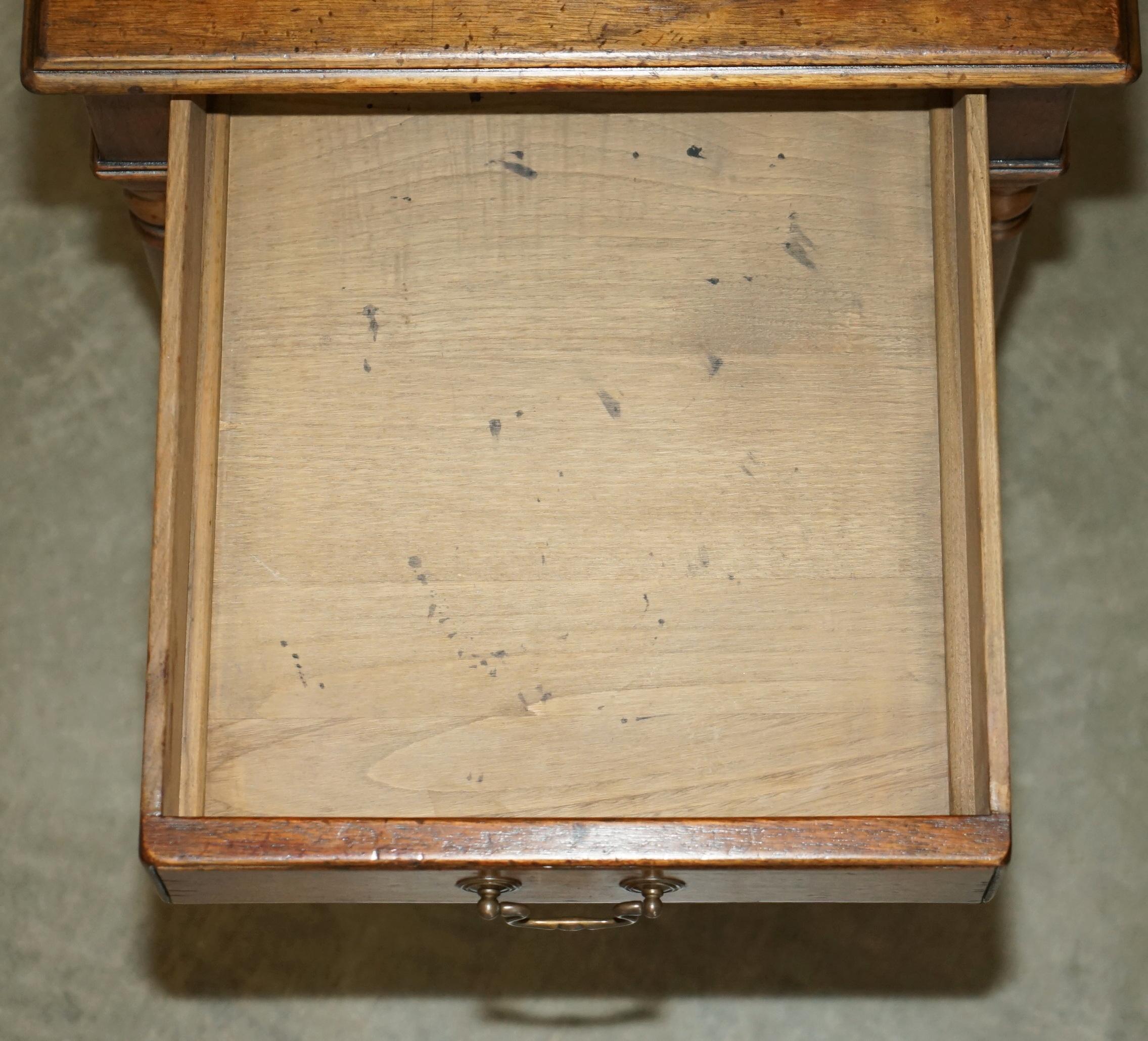 ENGLiSH COUNTRY HOUSE OAK CIRCA 1940'S SINGLE DRAWER SIDE OR OCCASIONAL TABLE For Sale 11