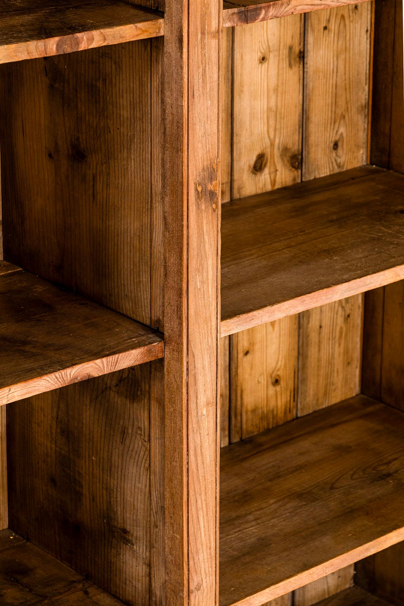 Englisches Landhaus Bücherregal aus Kiefer im Angebot 5