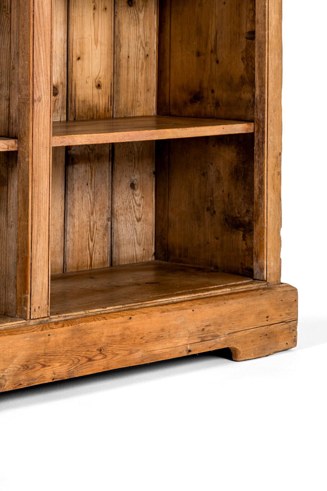 Englisches Landhaus Bücherregal aus Kiefer im Angebot 7