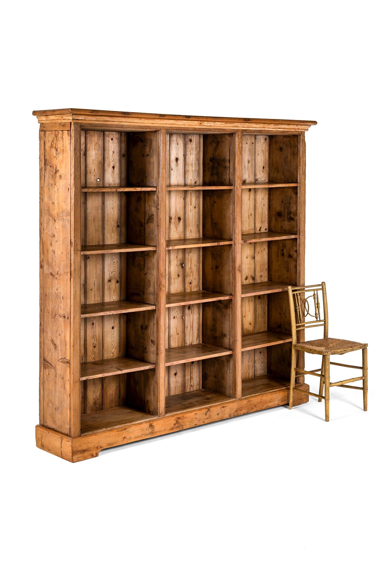 Englisches Landhaus Bücherregal aus Kiefer (Hochviktorianisch) im Angebot