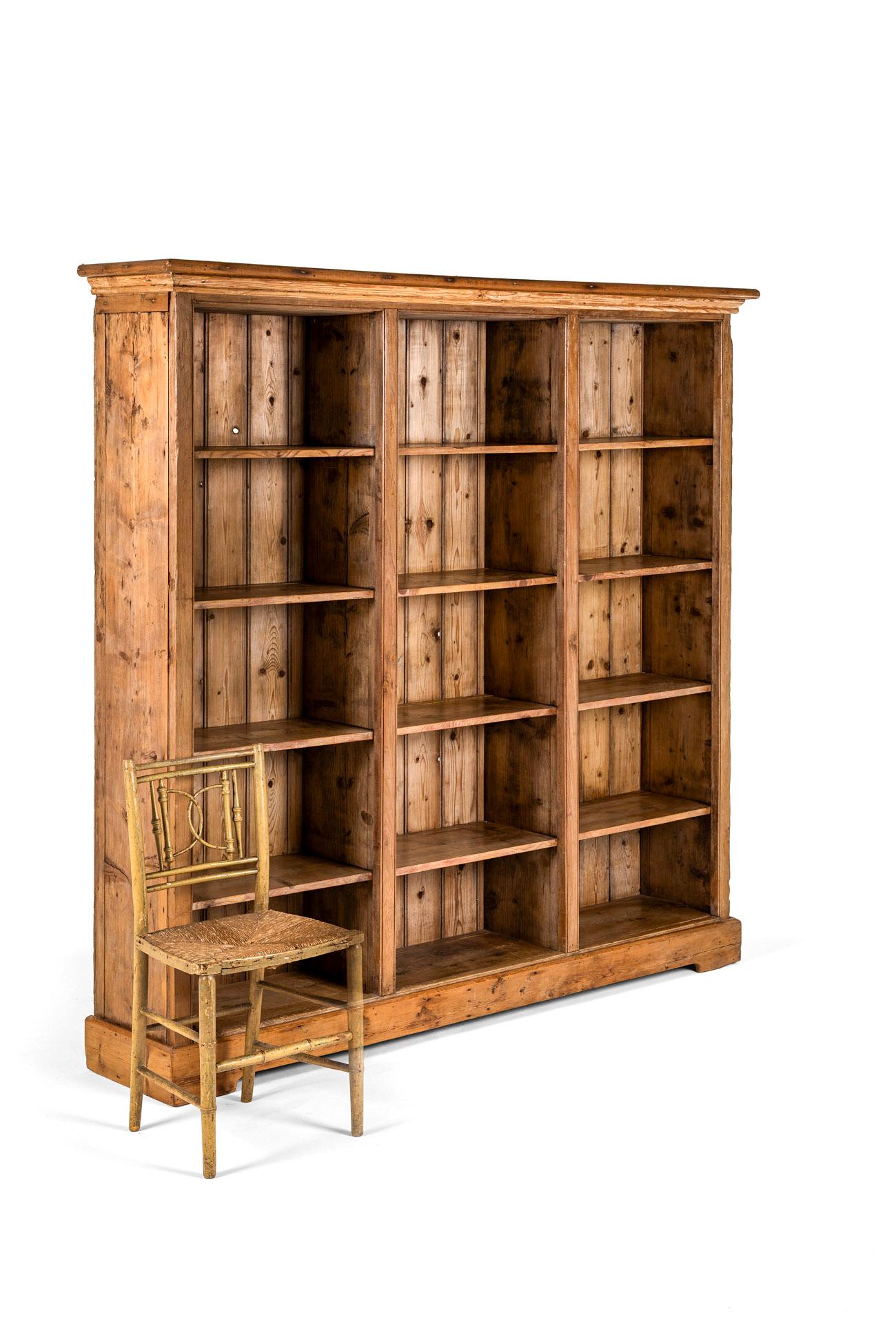 Englisches Landhaus Bücherregal aus Kiefer (Europäisch) im Angebot