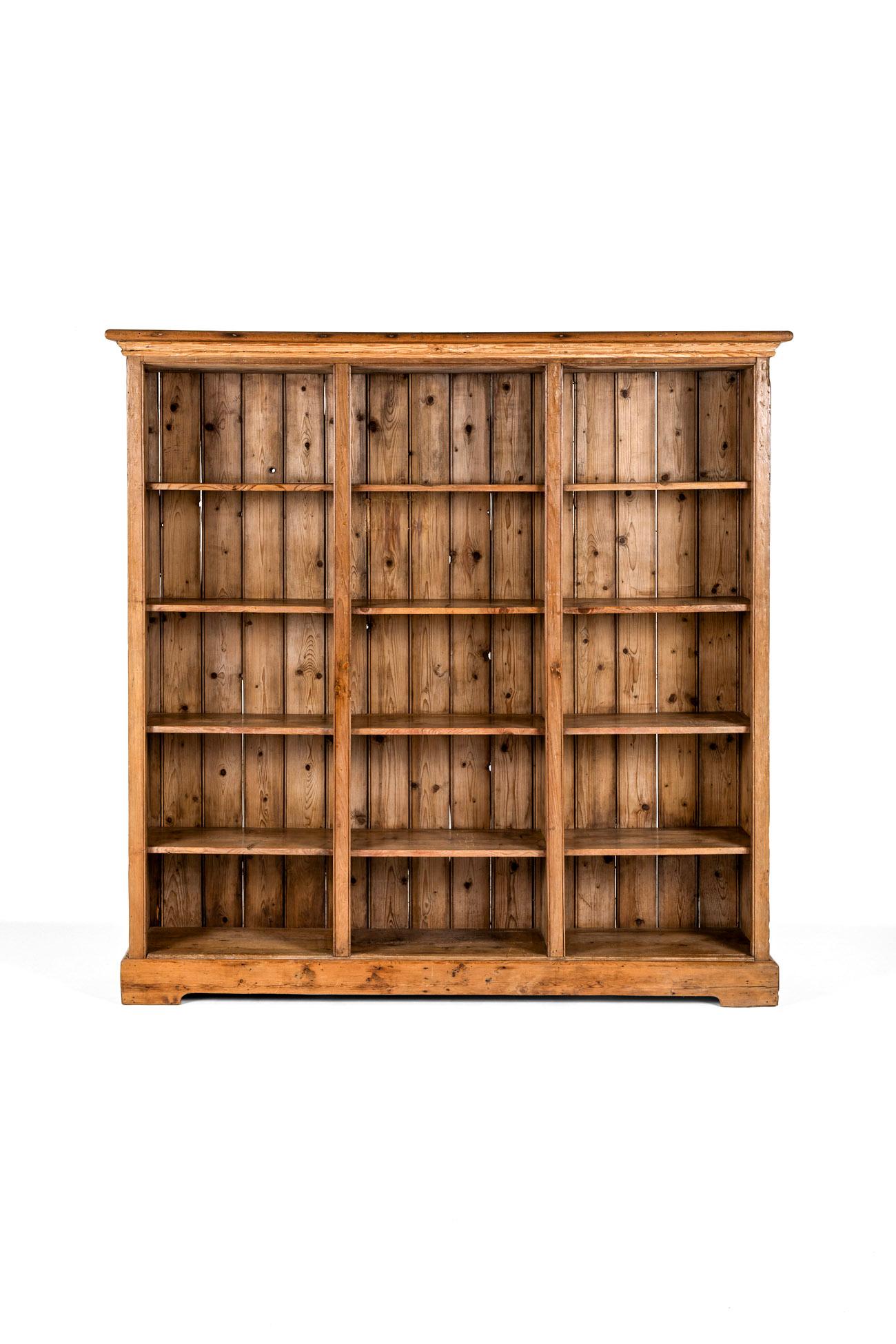 Englisches Landhaus Bücherregal aus Kiefer (Handgeschnitzt) im Angebot