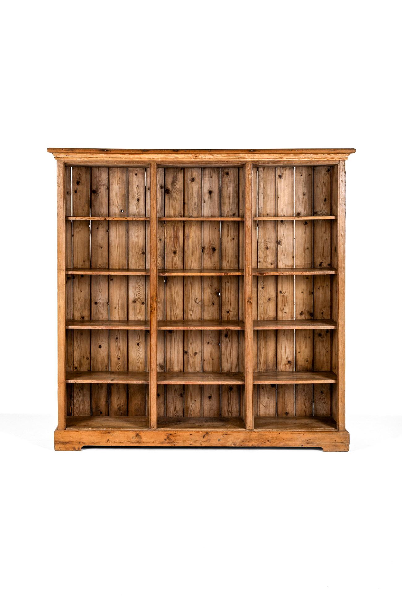 Englisches Landhaus Bücherregal aus Kiefer im Zustand „Gut“ im Angebot in Faversham, GB