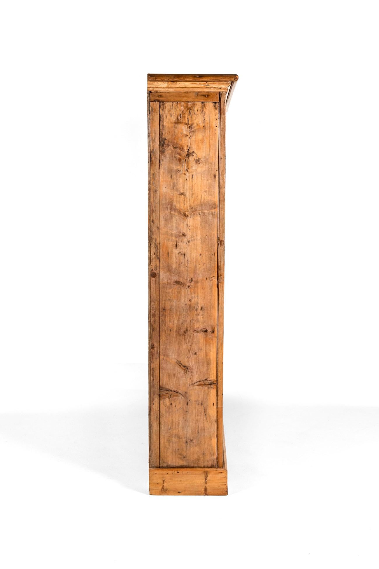 Englisches Landhaus Bücherregal aus Kiefer (Kiefernholz) im Angebot