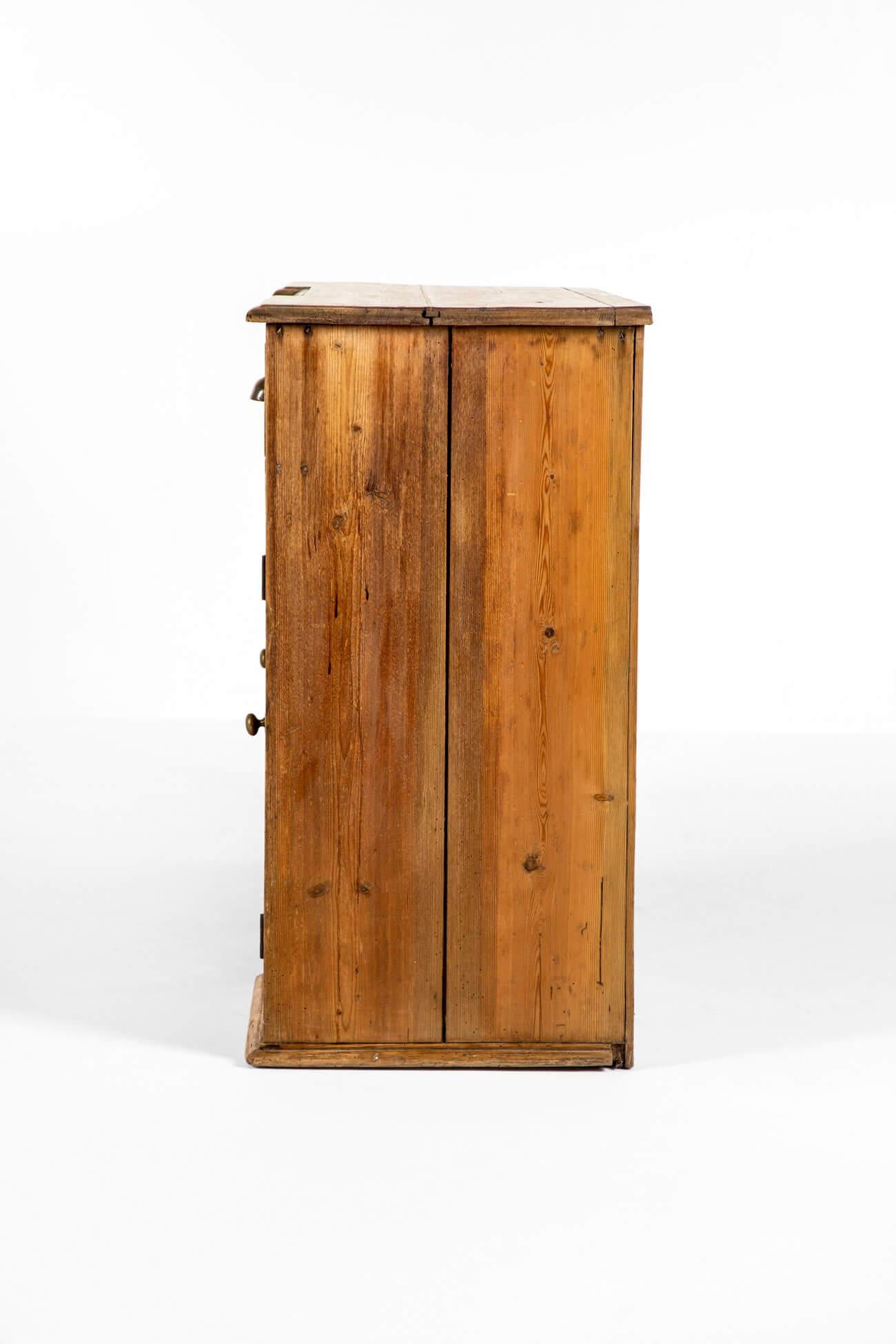 Britannico Base per comò in pino della casa di campagna inglese in vendita