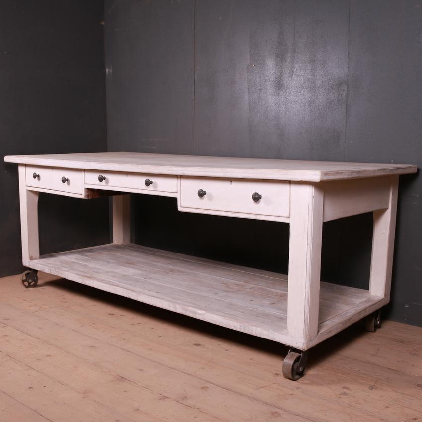 Stunning 19th century country house preparation table with six drawers.

Dimensions
96 inches (244 cms) wide
42 inches (107 cms) deep
36.5 inches (93 cms) high.