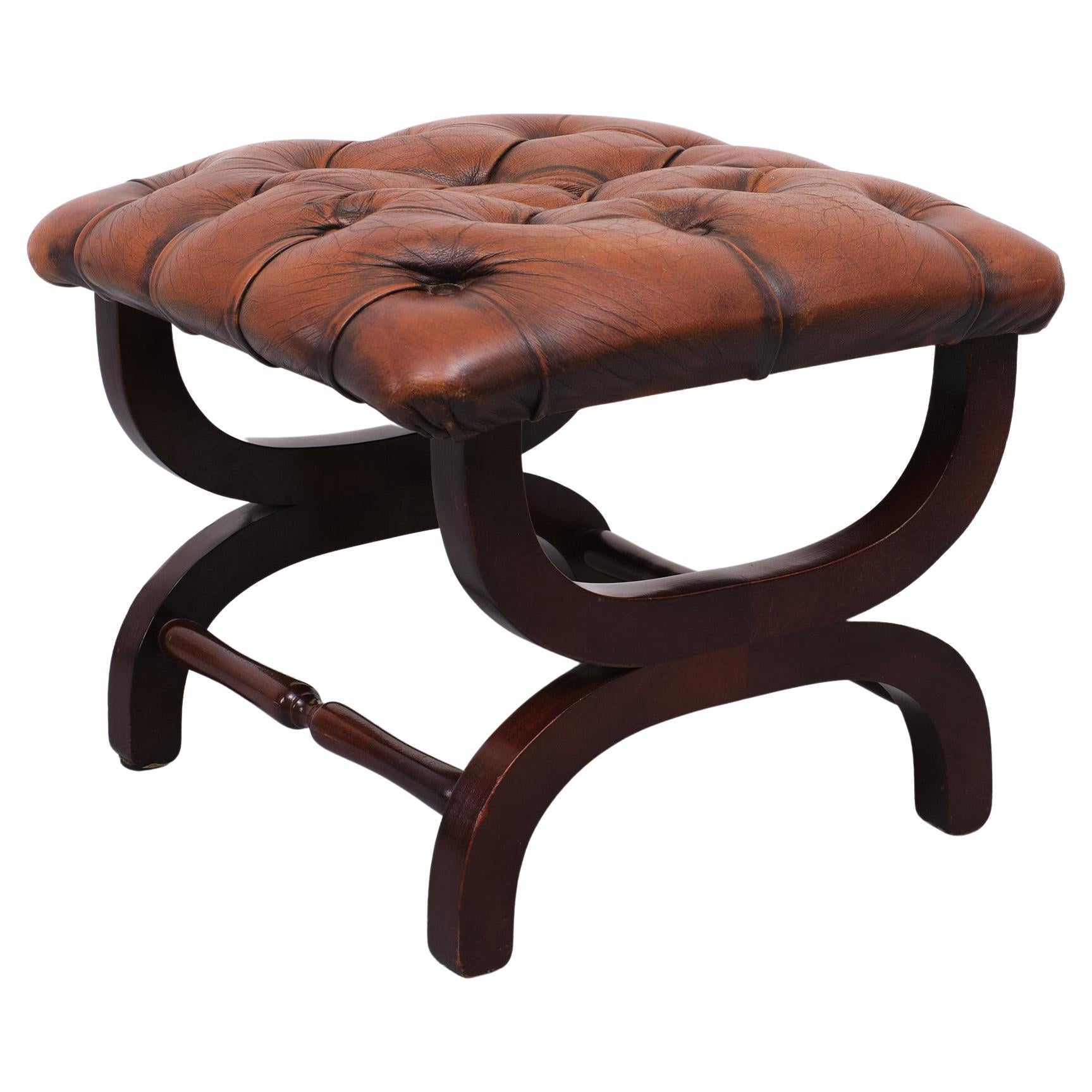 Una casa di campagna inglese molto bella. Ottomana o Pouf. Parte superiore in pelle imbottita 
Di colore rosso-marrone. Su una base in mogano. In buone condizioni vintage. 
 Con la giusta dose di Patine.