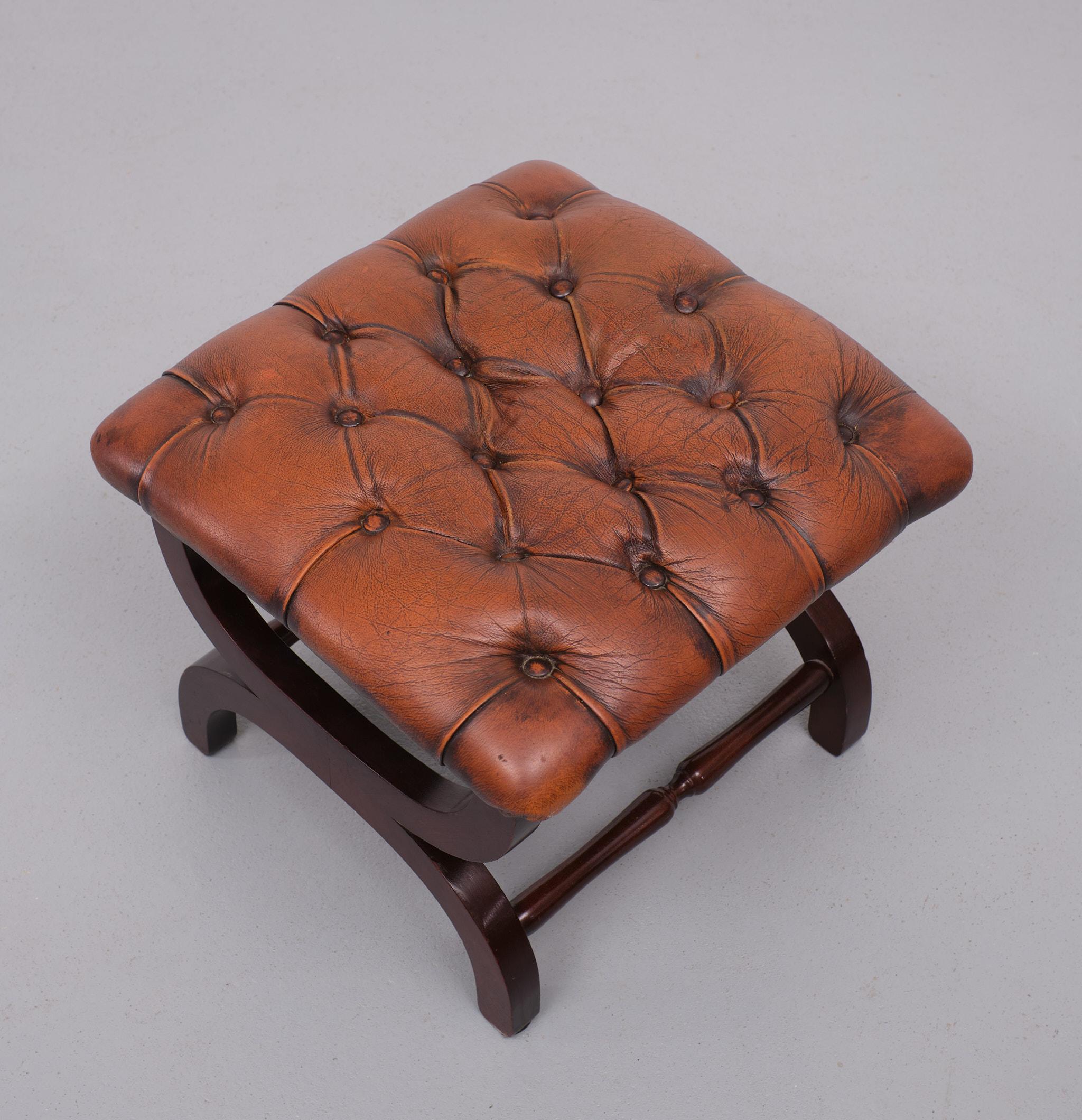 Inglese Pouf in pelle imbottito in stile country inglese in vendita