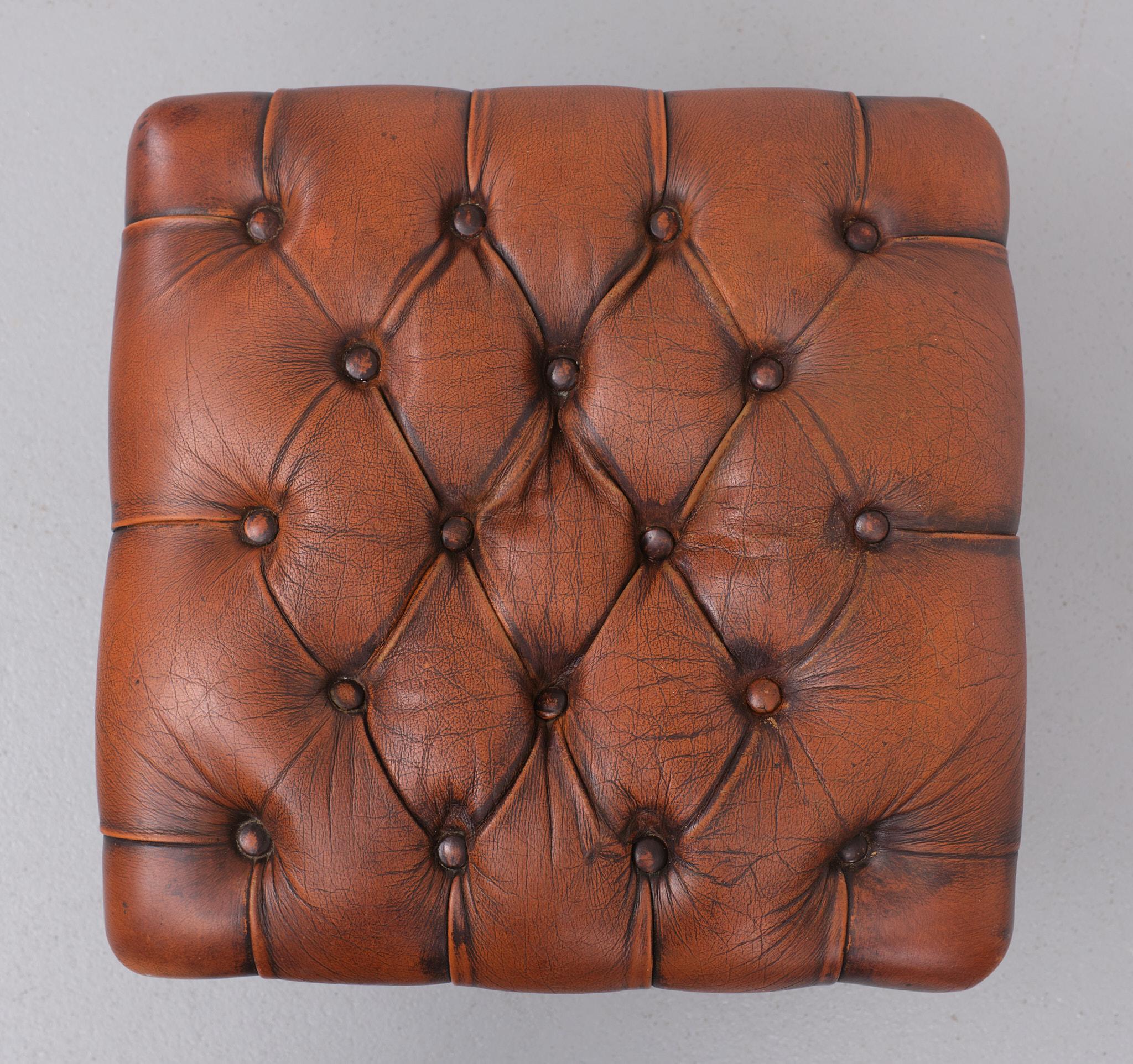 Pelle Pouf in pelle imbottito in stile country inglese in vendita