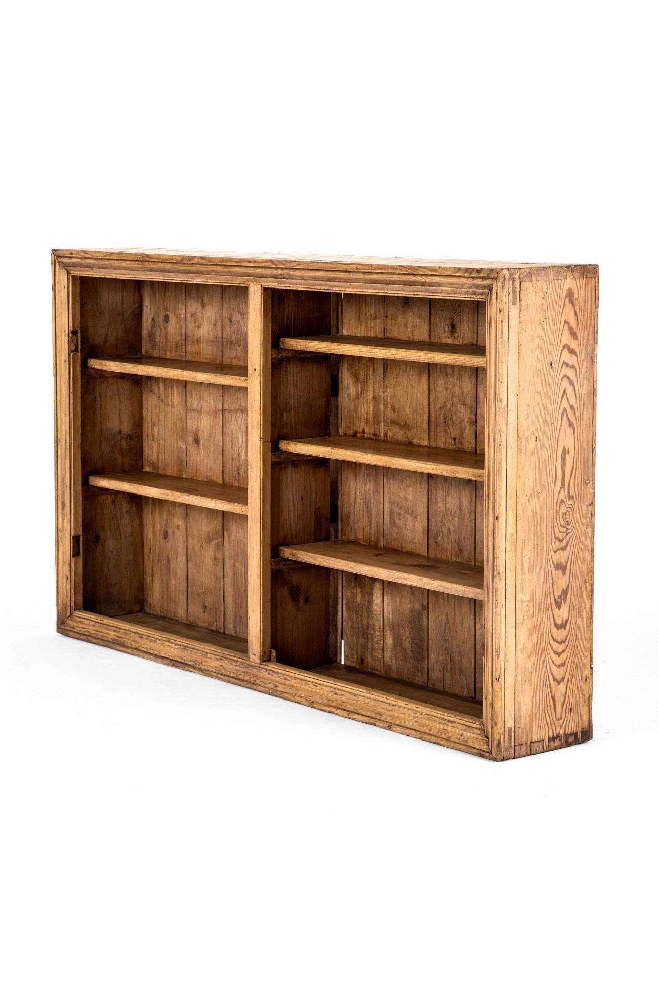 Una splendida credenza vittoriana in legno di pino con una disposizione di ripiani divisa in due sezioni.

L'armadio a scaffale ha una cornice a stampo rovesciato, completata dallo schienale a pannelli e dai ripiani originali.

La credenza aperta è