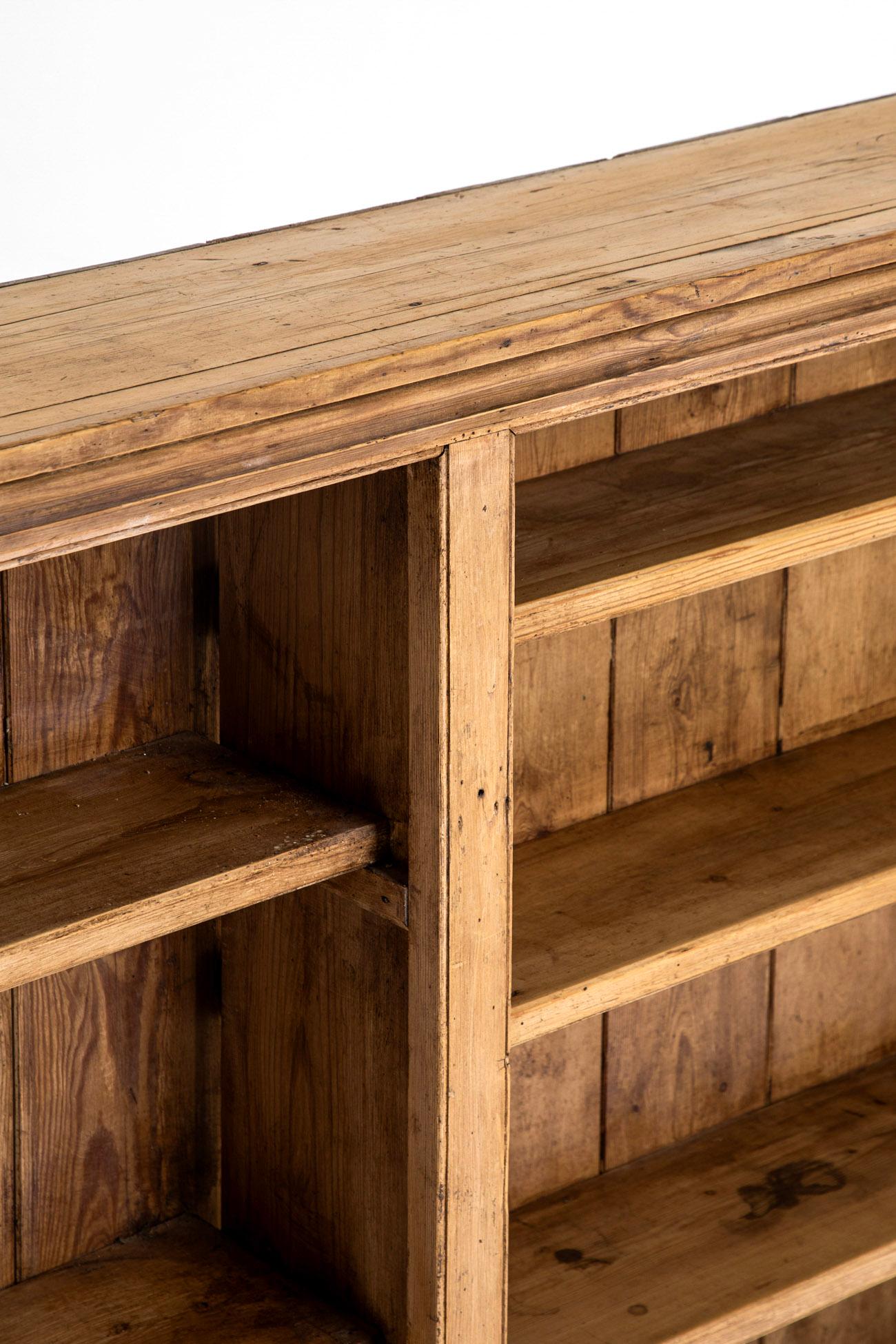 Britannico Credenza o libreria in pino vittoriano della casa di campagna inglese in vendita